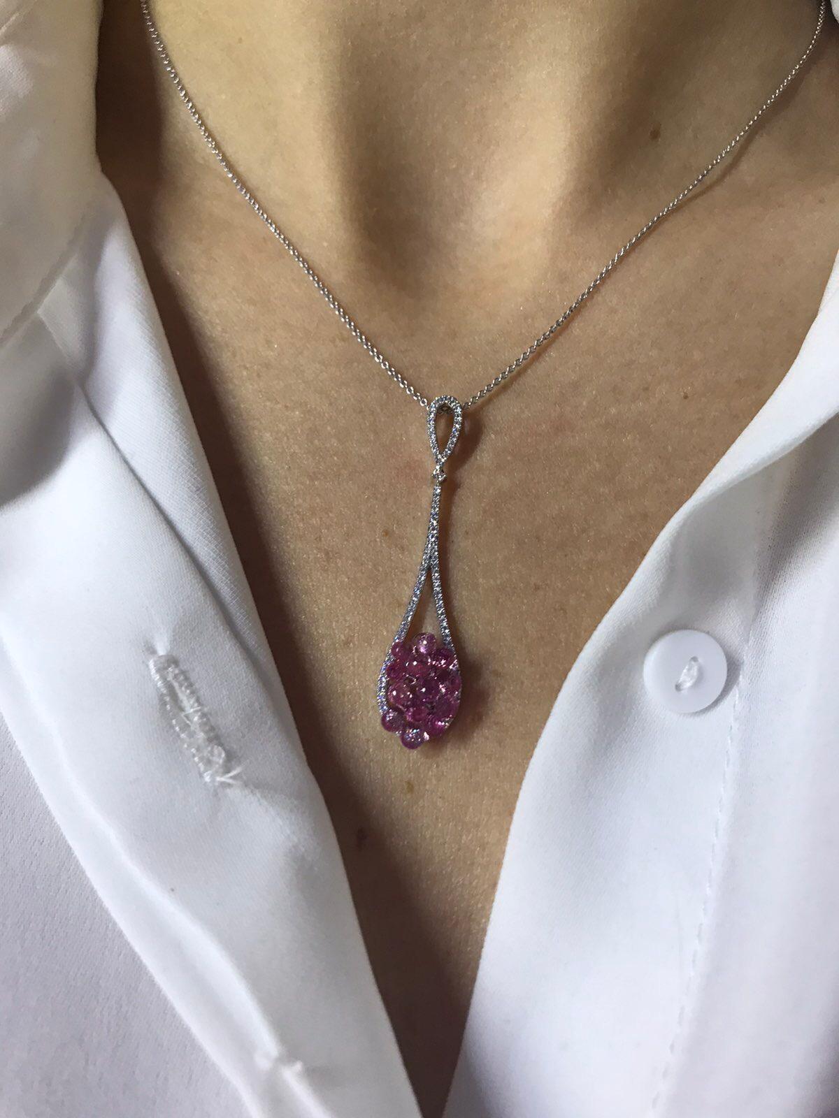 Taglio rotondo Collana a goccia in oro bianco con diamanti bianchi e zaffiro rosa ispirata ai ruggenti anni '20 in vendita