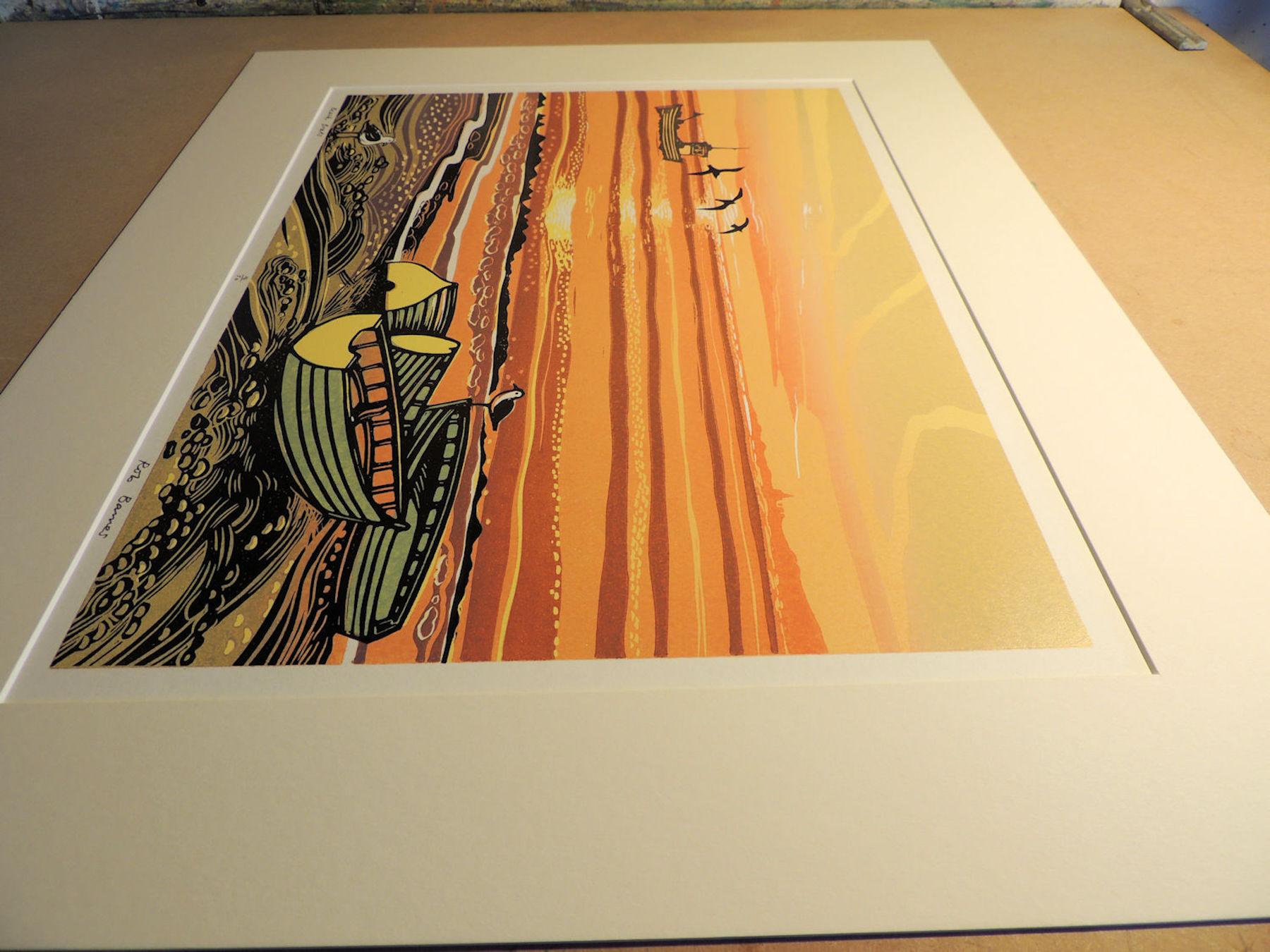 Strandboote aus Norfolk, Meereslandschaftskunst, Linolschnittdrucke aus England, Meereskunst (Orange), Still-Life Print, von Rob Barnes