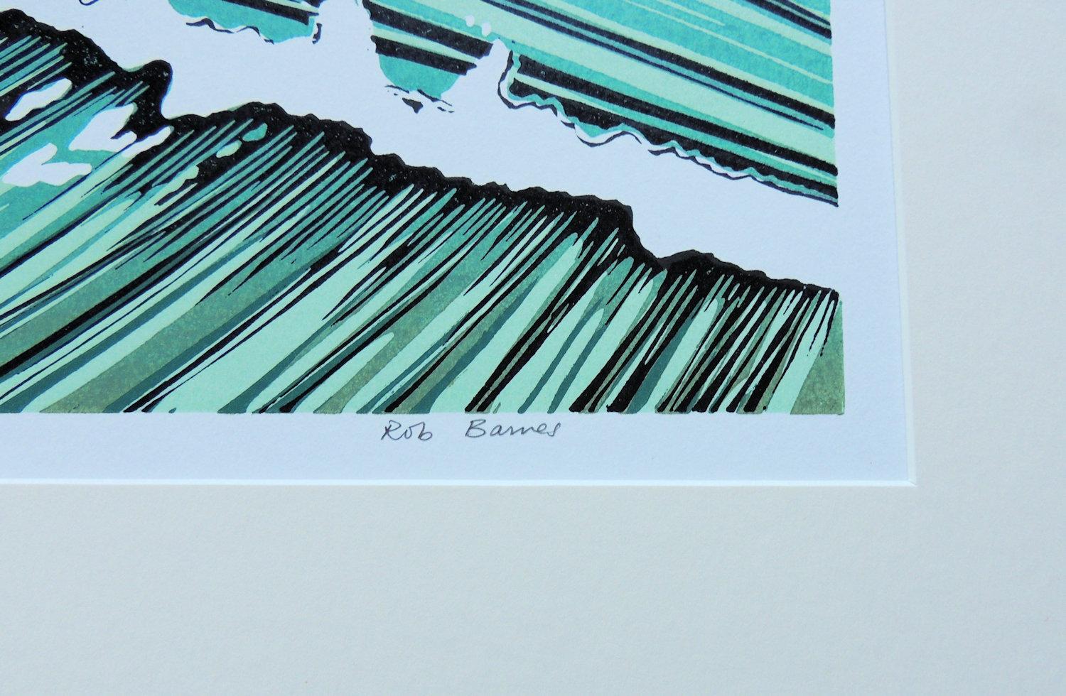 Pareja de gaviotas desembarcando y a lo largo de la costa, Linograbado, Paisaje marino, Edición limitada - Landscape Print Gris de Rob Barnes