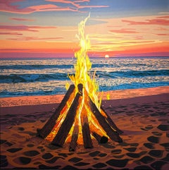 "Bon Fire" atardecer ideal: el sol se pone sobre el océano, una hoguera arde en la orilla