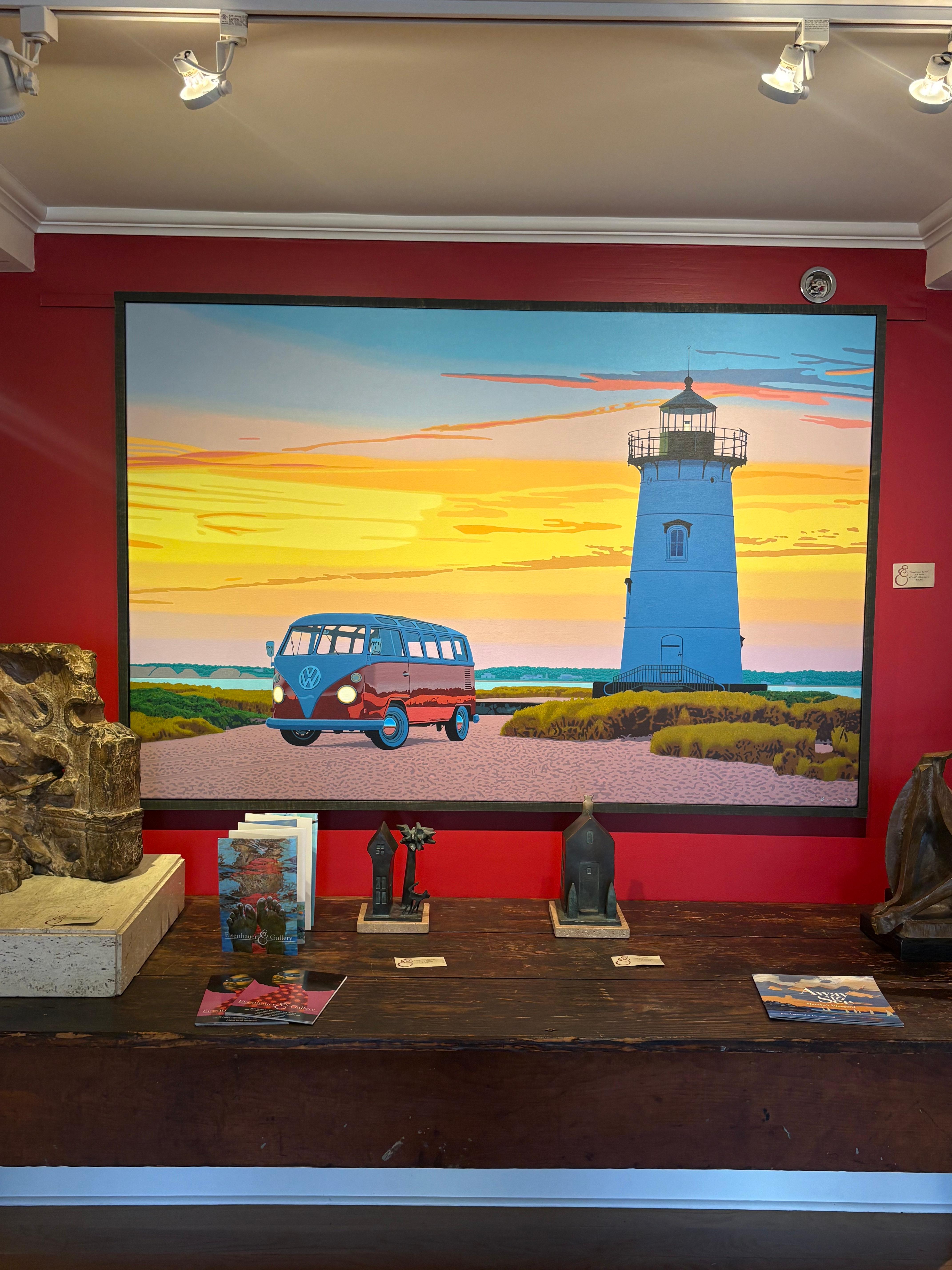 Leuchtturm und Stationwaggon „Here Comes the Sun“ am Strand am Meer (Zeitgenössisch), Painting, von Rob Brooks