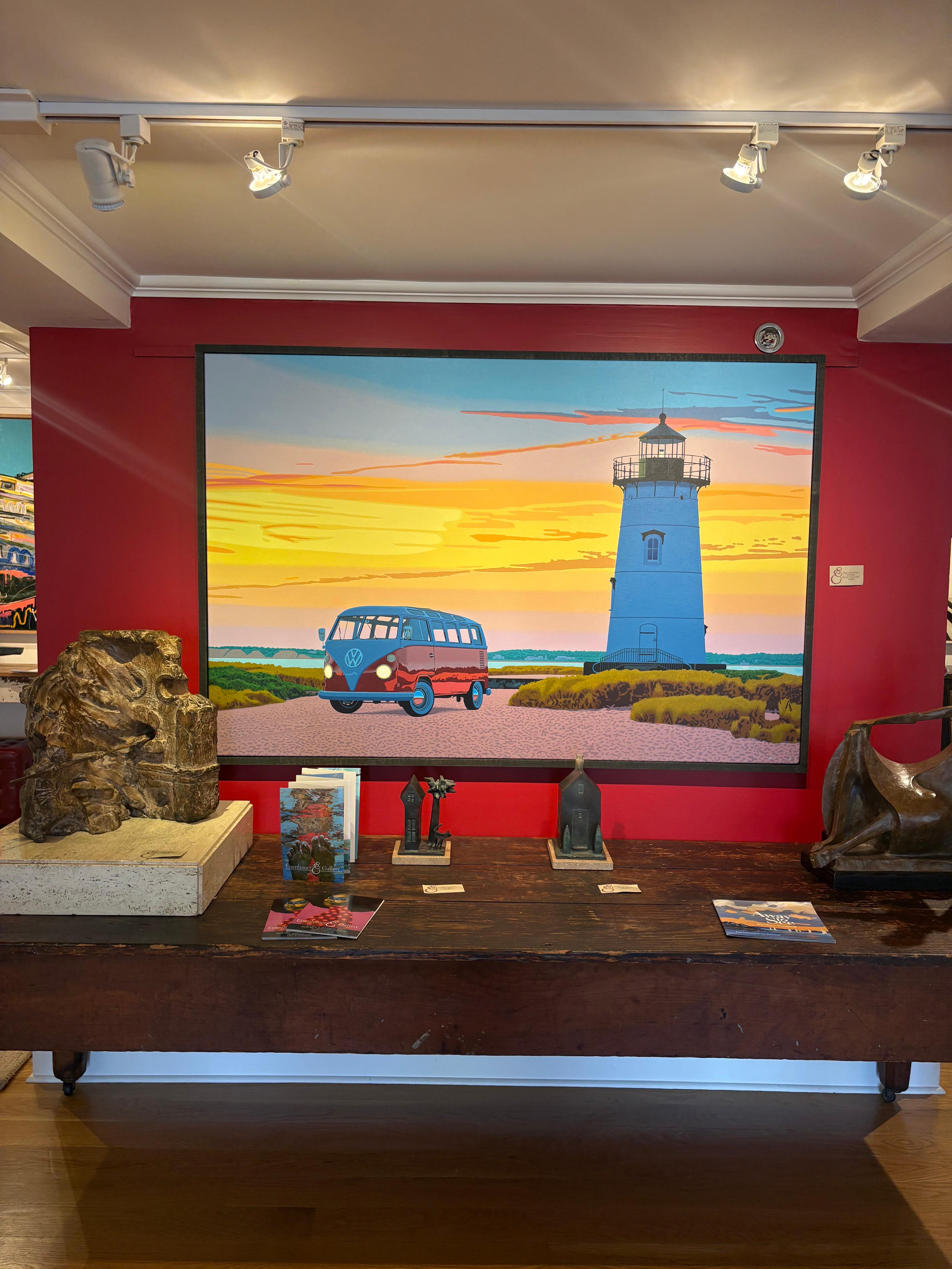 Leuchtturm und Stationwaggon „Here Comes the Sun“ am Strand am Meer – Painting von Rob Brooks