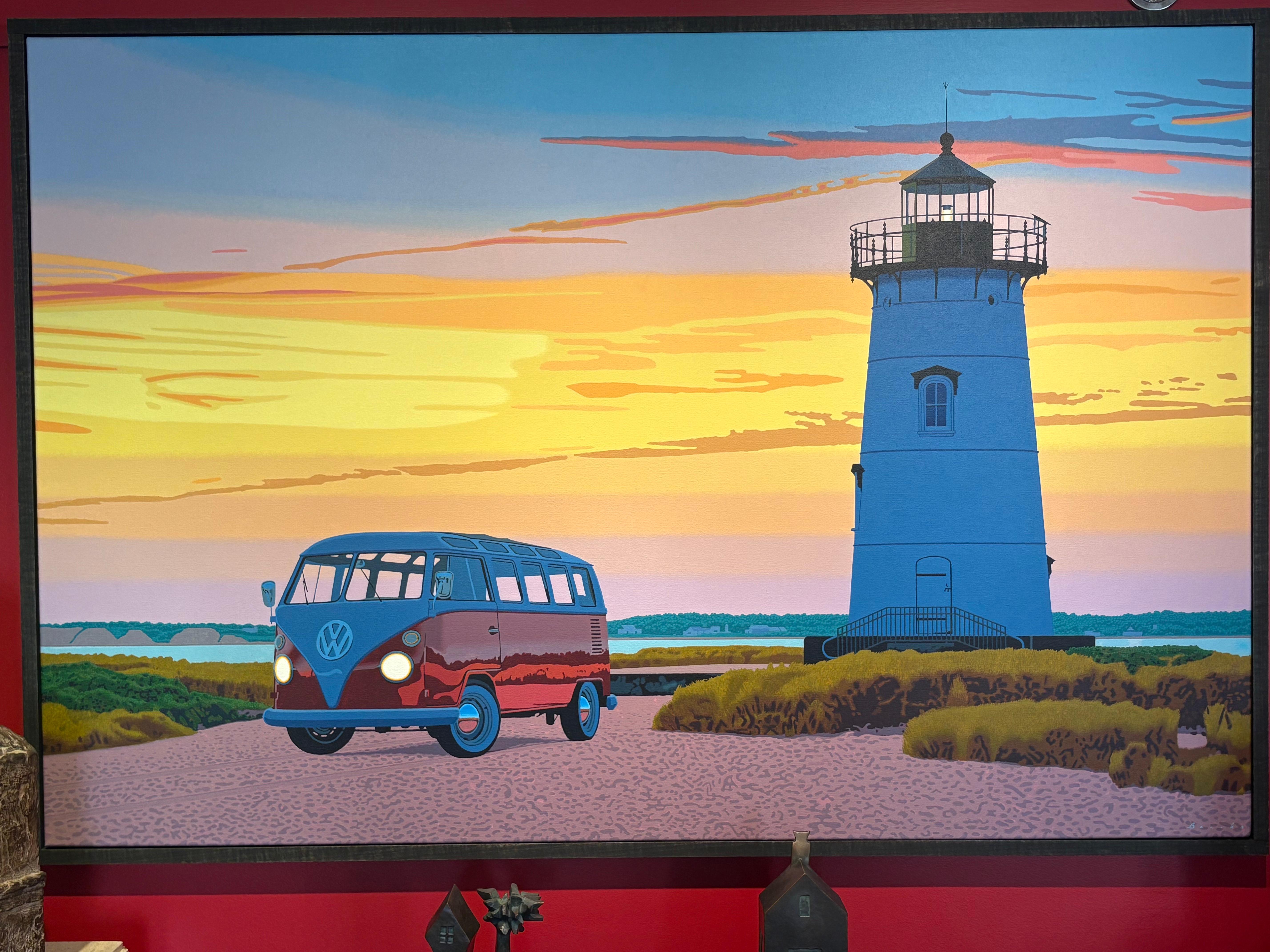 Leuchtturm und Stationwaggon „Here Comes the Sun“ am Strand am Meer im Angebot 1