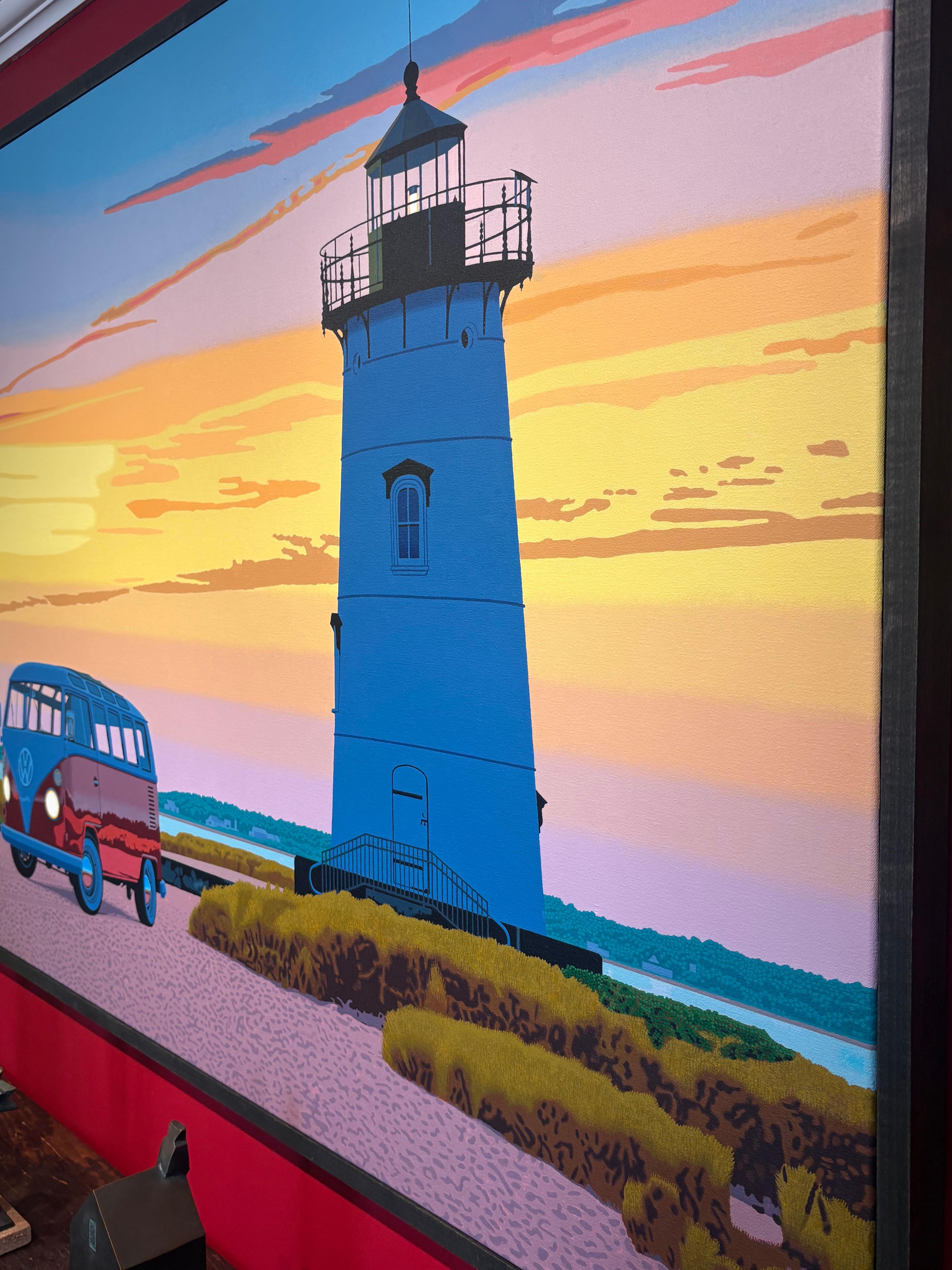 Leuchtturm und Stationwaggon „Here Comes the Sun“ am Strand am Meer im Angebot 2