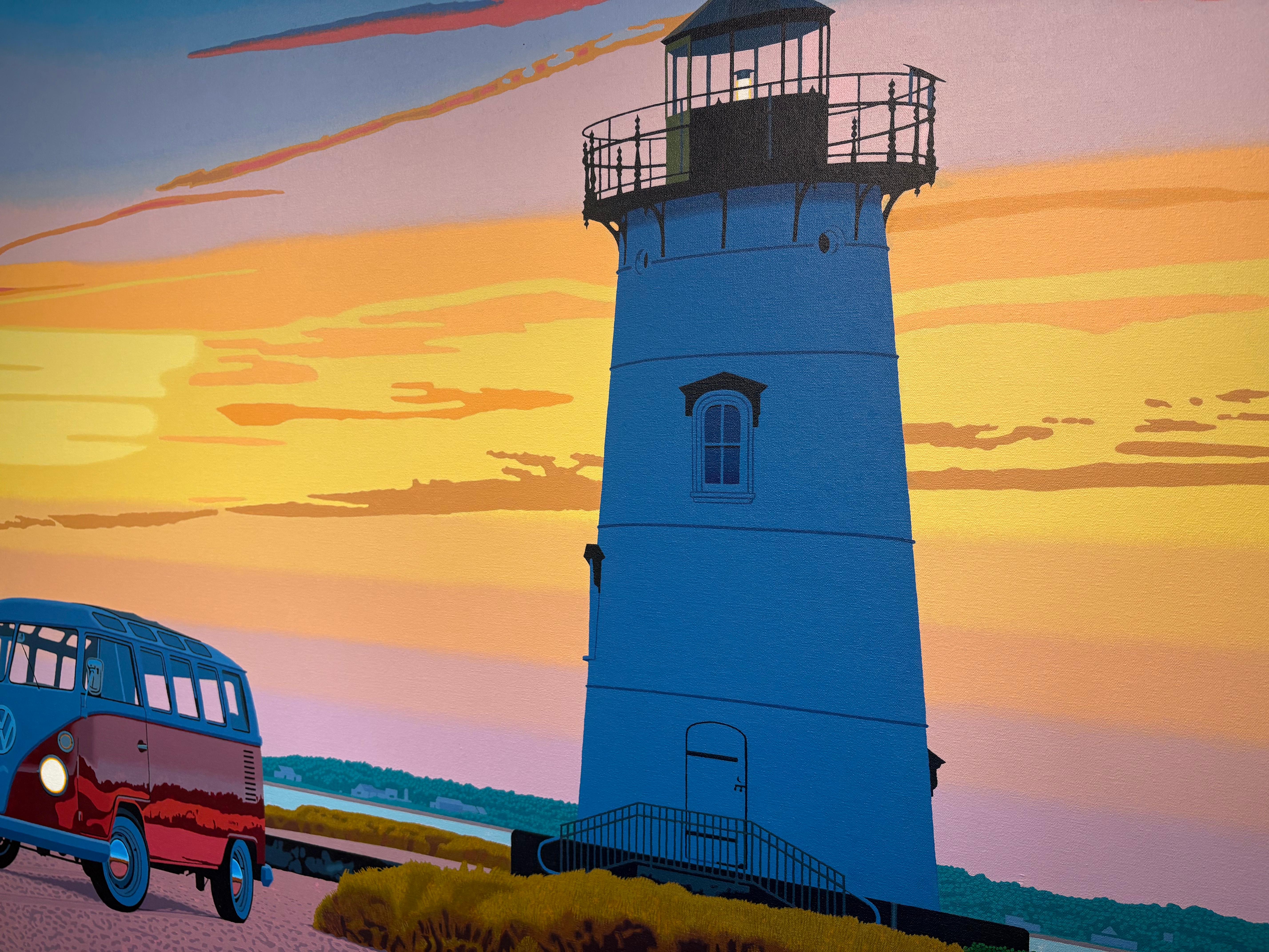 Leuchtturm und Stationwaggon „Here Comes the Sun“ am Strand am Meer im Angebot 3