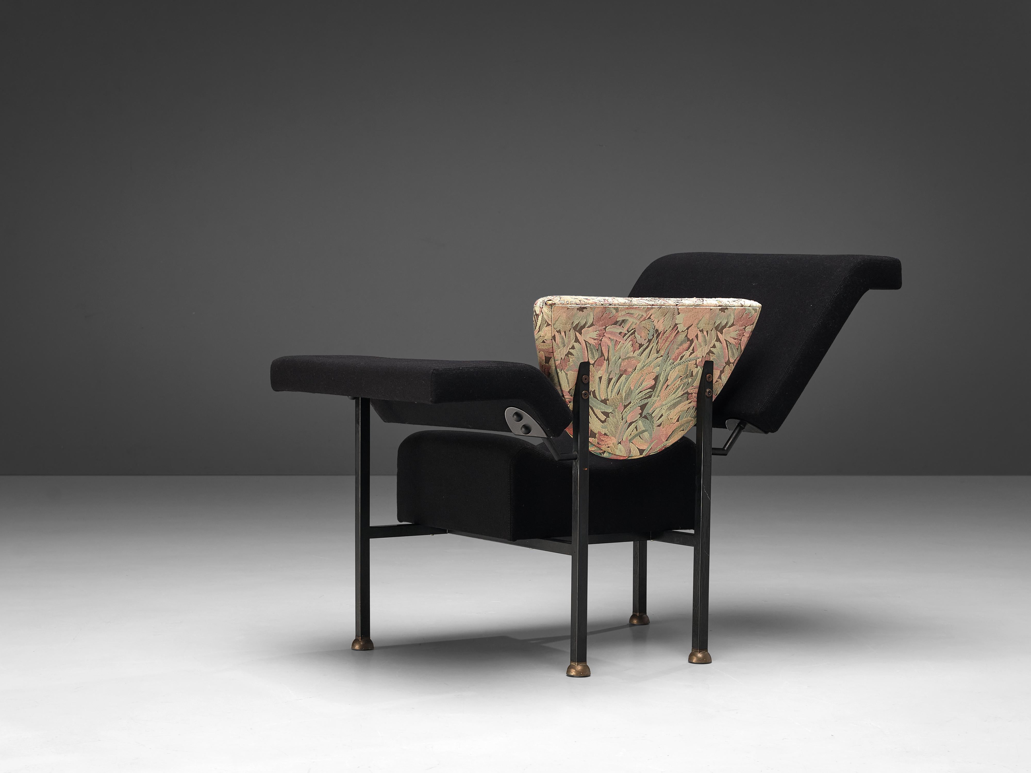 Rob Eckhardt for Pastoe, lounge chair model 'Groeten Uit Holland', metal, brass, black and floral-patterned original upholstery, The Netherlands, 1983

This versatile lounge chair by Dutch designer Rob Eckhardt can be used in two different ways.