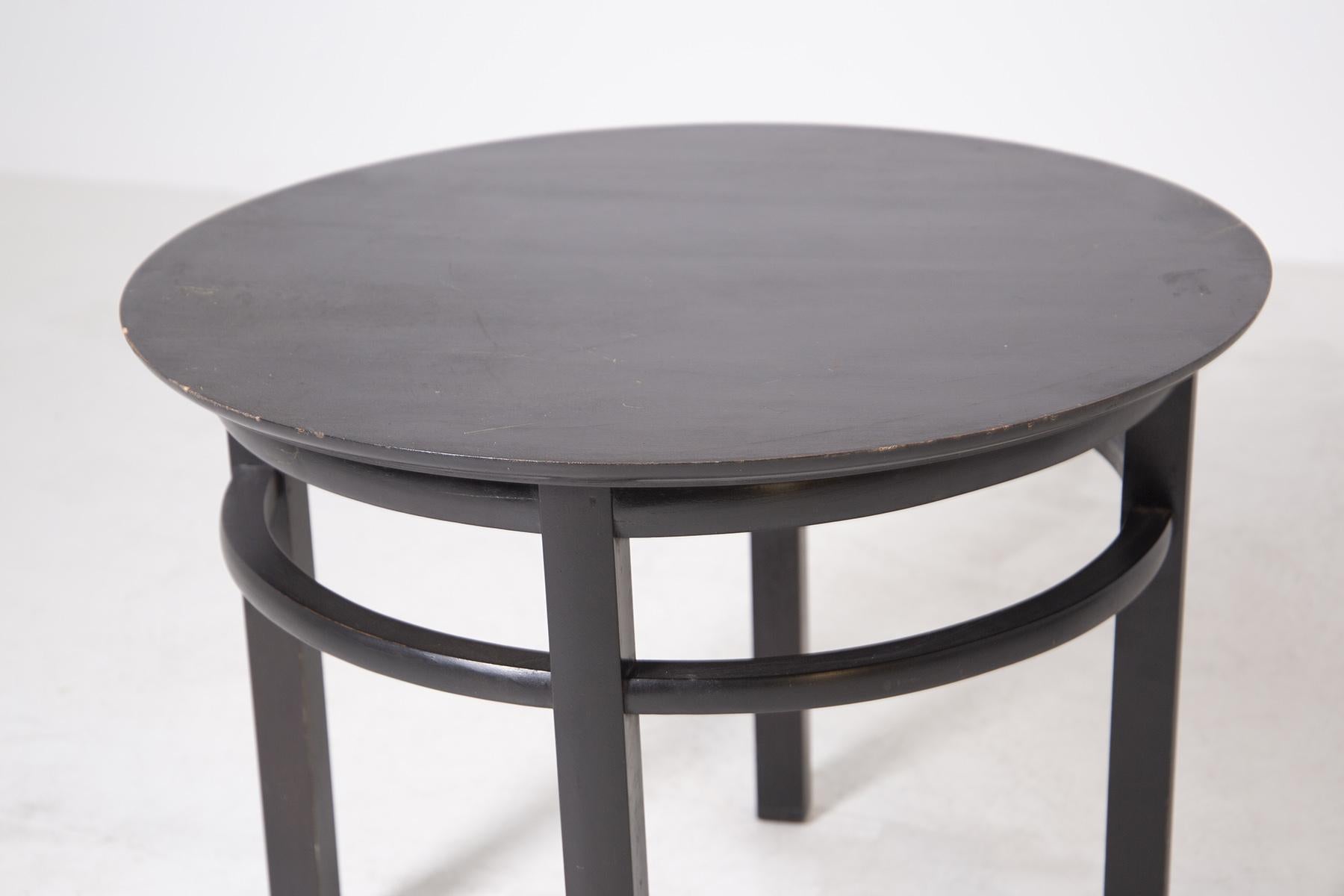 Black painted wood coffee table made by Rob Jhon Gibbings for Widdicomb from the 1950s. The lines are clean and essential.
The coffee table has a round shape with a very elegant black round top.
The supporting legs are 4 and have a square shape,