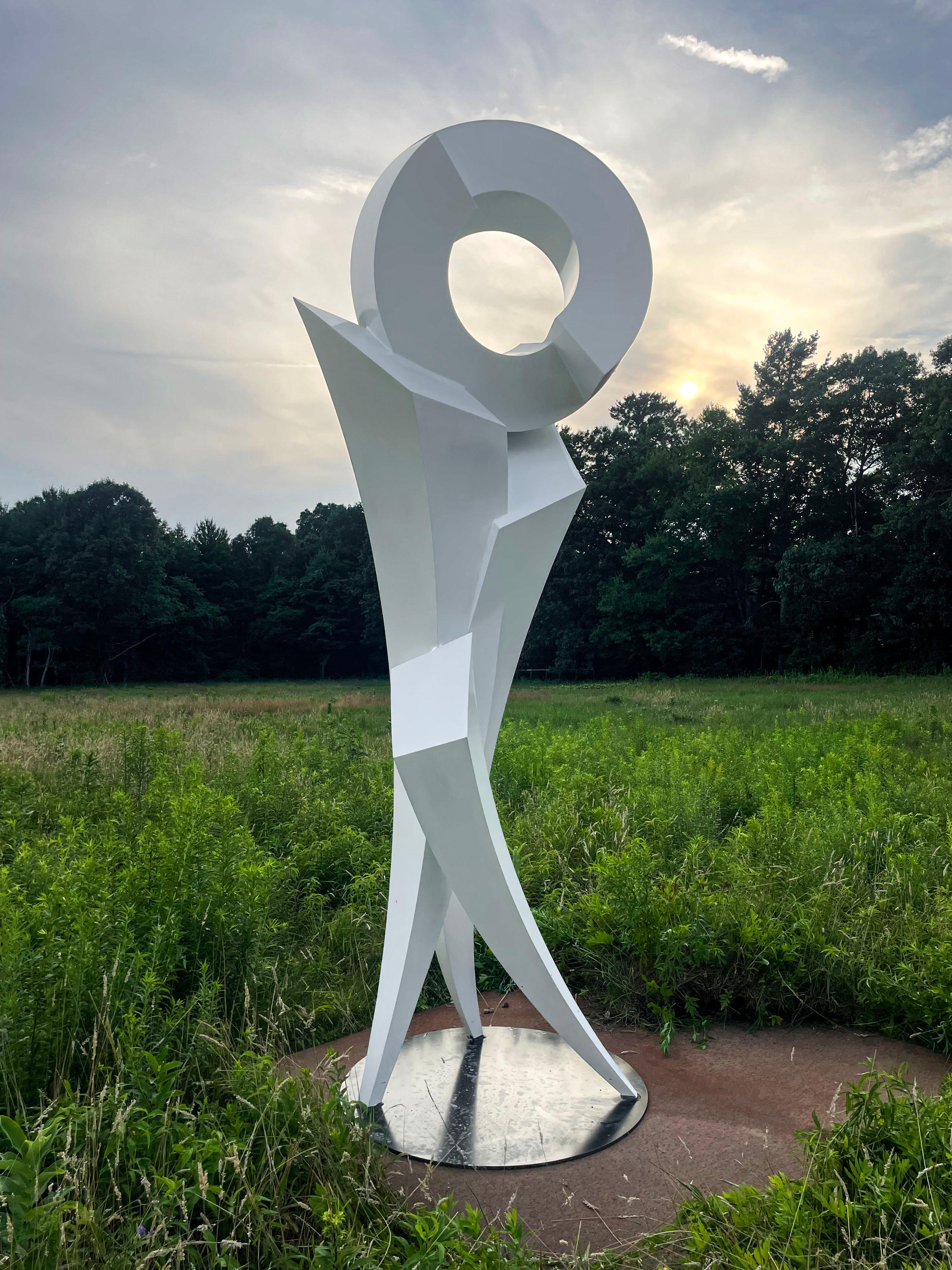 Depuis plus de trente ans, Rob Lorenson crée de grandes sculptures abstraites magistrales pour des lieux publics et privés. L'œuvre contemporaine du sculpteur américain joue avec une forme qui semble souvent familière, parfois presque figurative, et