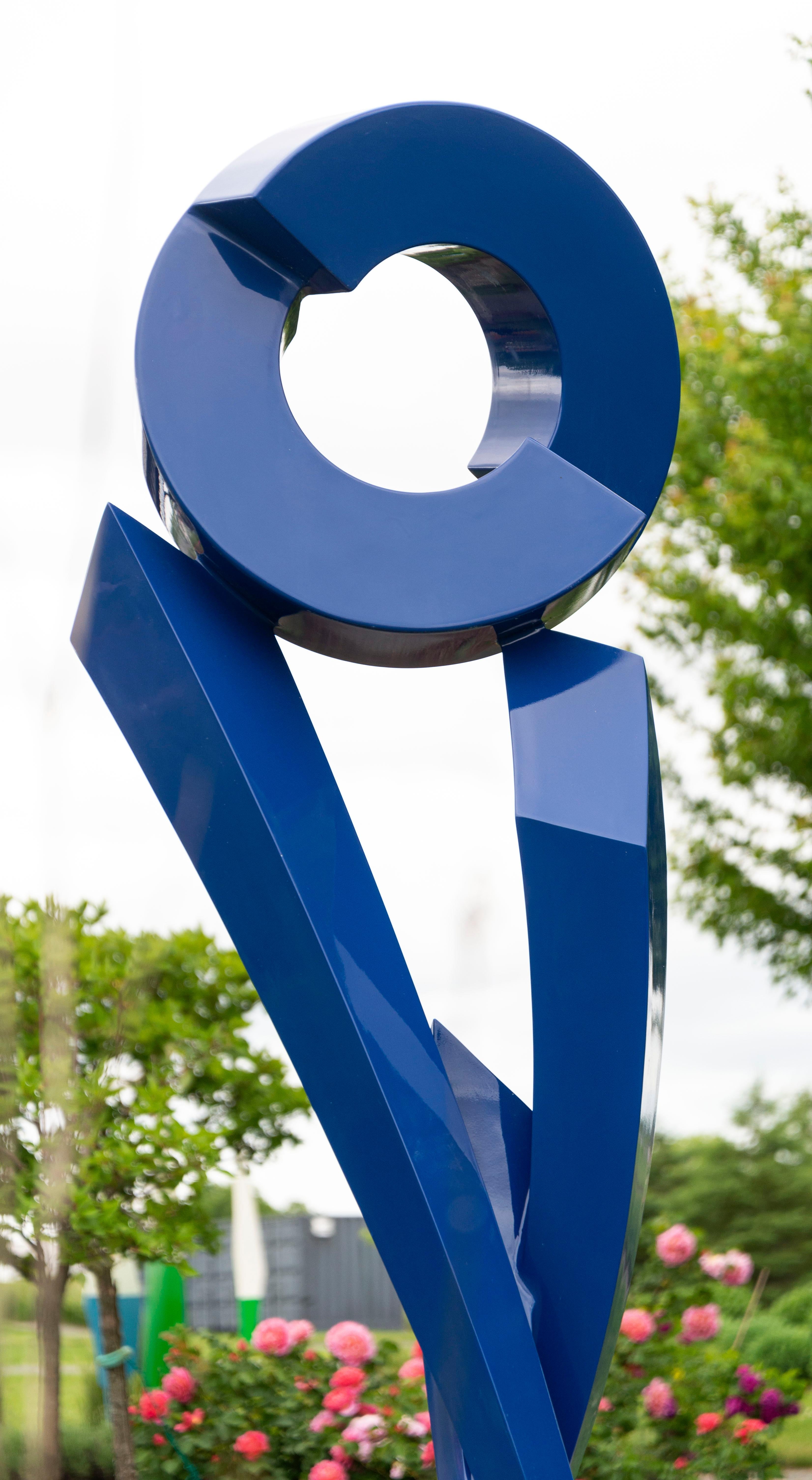 Blue Princesse - sculpture d'extérieur contemporaine, abstraite, en aluminium peint - Sculpture de Rob Lorenson