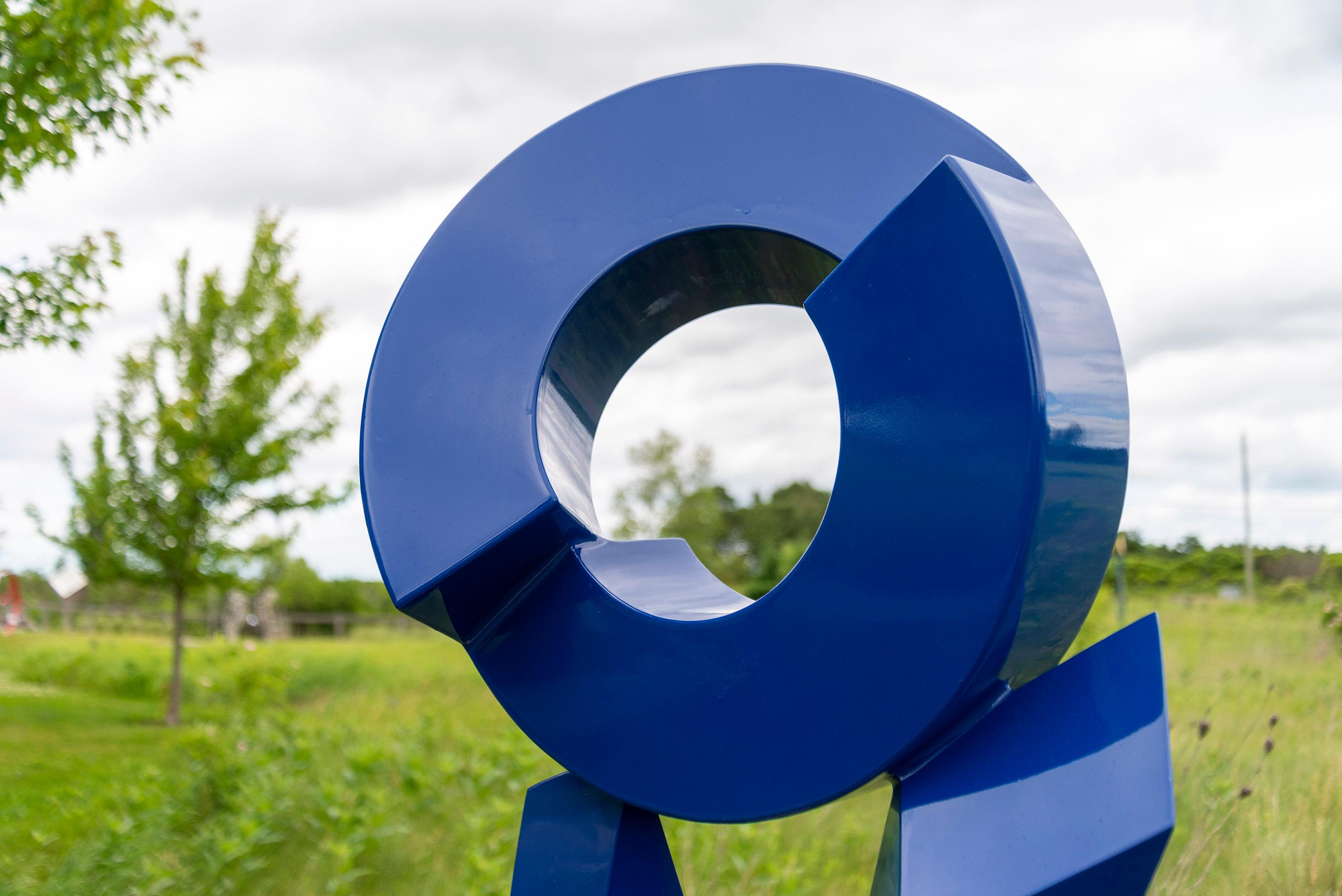 Blue Princesse - sculpture d'extérieur contemporaine, abstraite, en aluminium peint - Abstrait Sculpture par Rob Lorenson