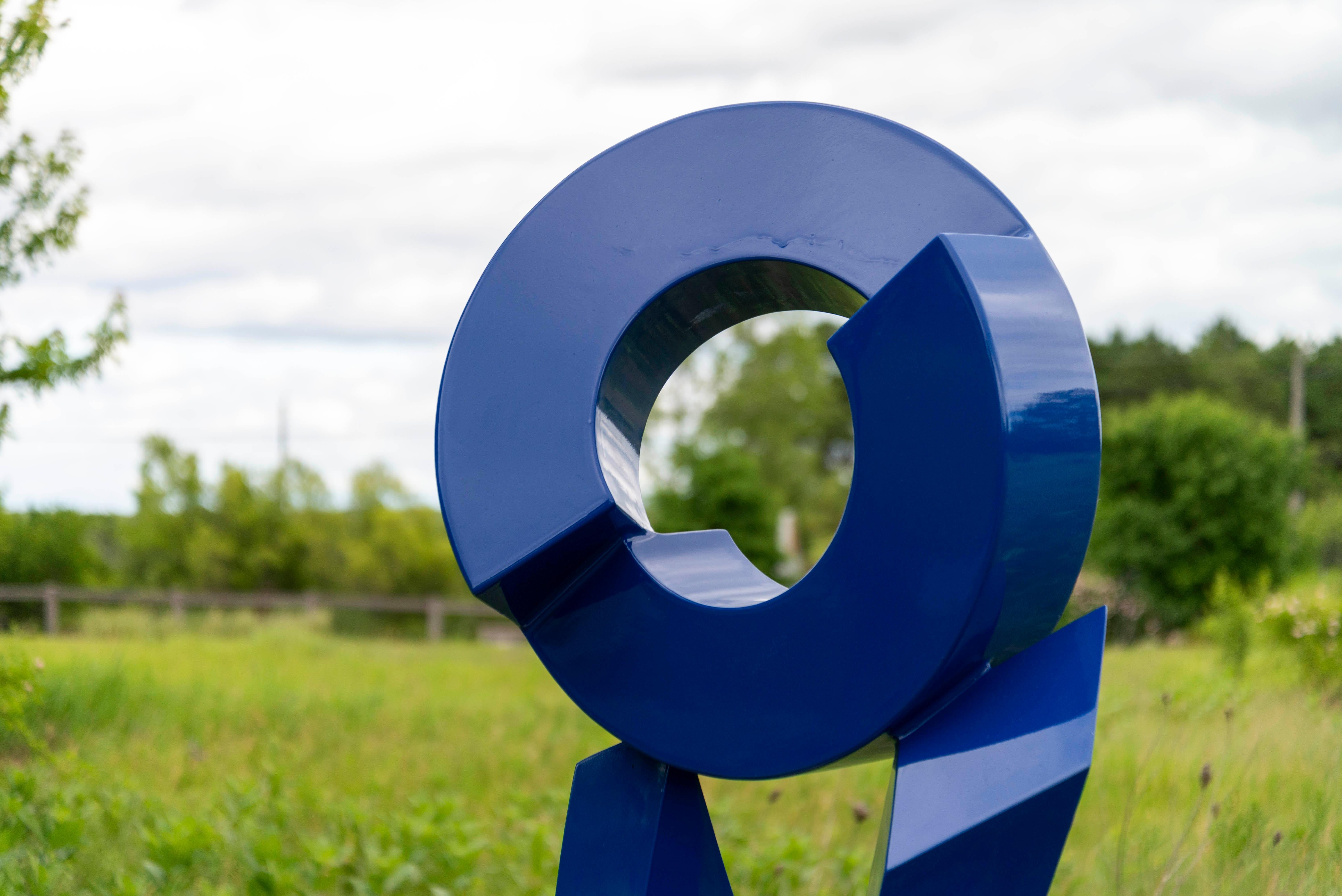 Blue Princesse - sculpture d'extérieur contemporaine, abstraite, en aluminium peint 2