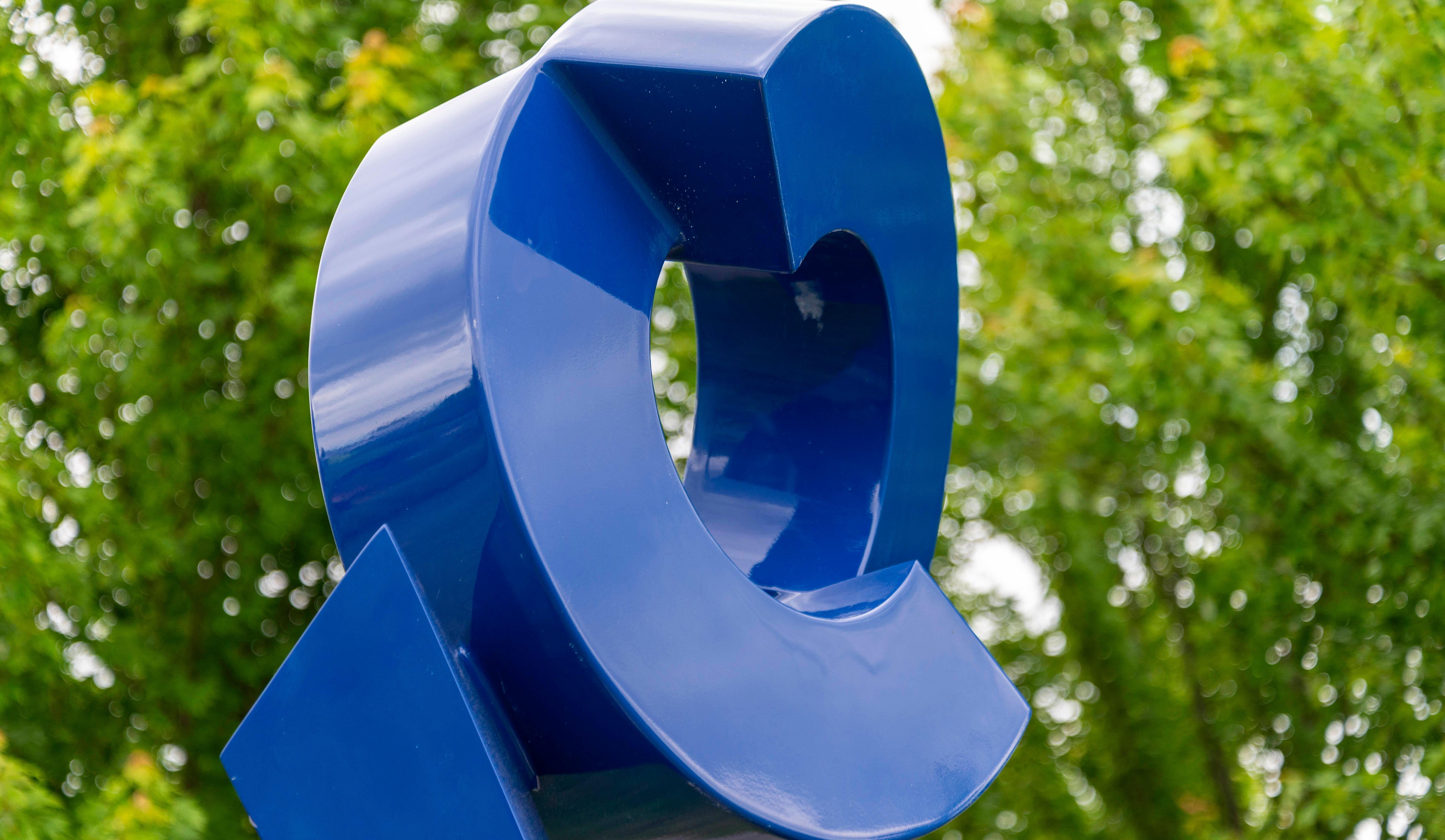 Blue Princesse - sculpture d'extérieur contemporaine, abstraite, en aluminium peint 3