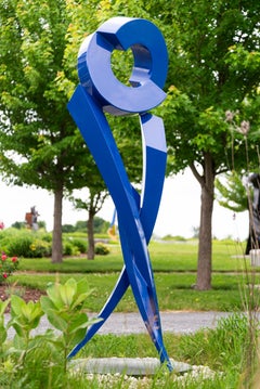 Blue Princess - zeitgenössische, abstrakte, bemalte Aluminiumskulptur für den Außenbereich