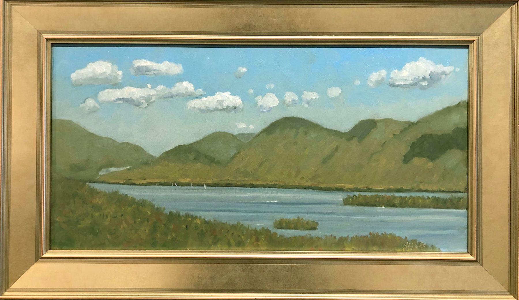 "September in the Narrows" è un dipinto a olio su tela 12x24 dell
artista Meyers che raffigura una tranquilla scena di un lago di montagna, con le sue verdi colline che si riflettono in un
acqua blu e calma, sotto un cielo di nuvole soffici e