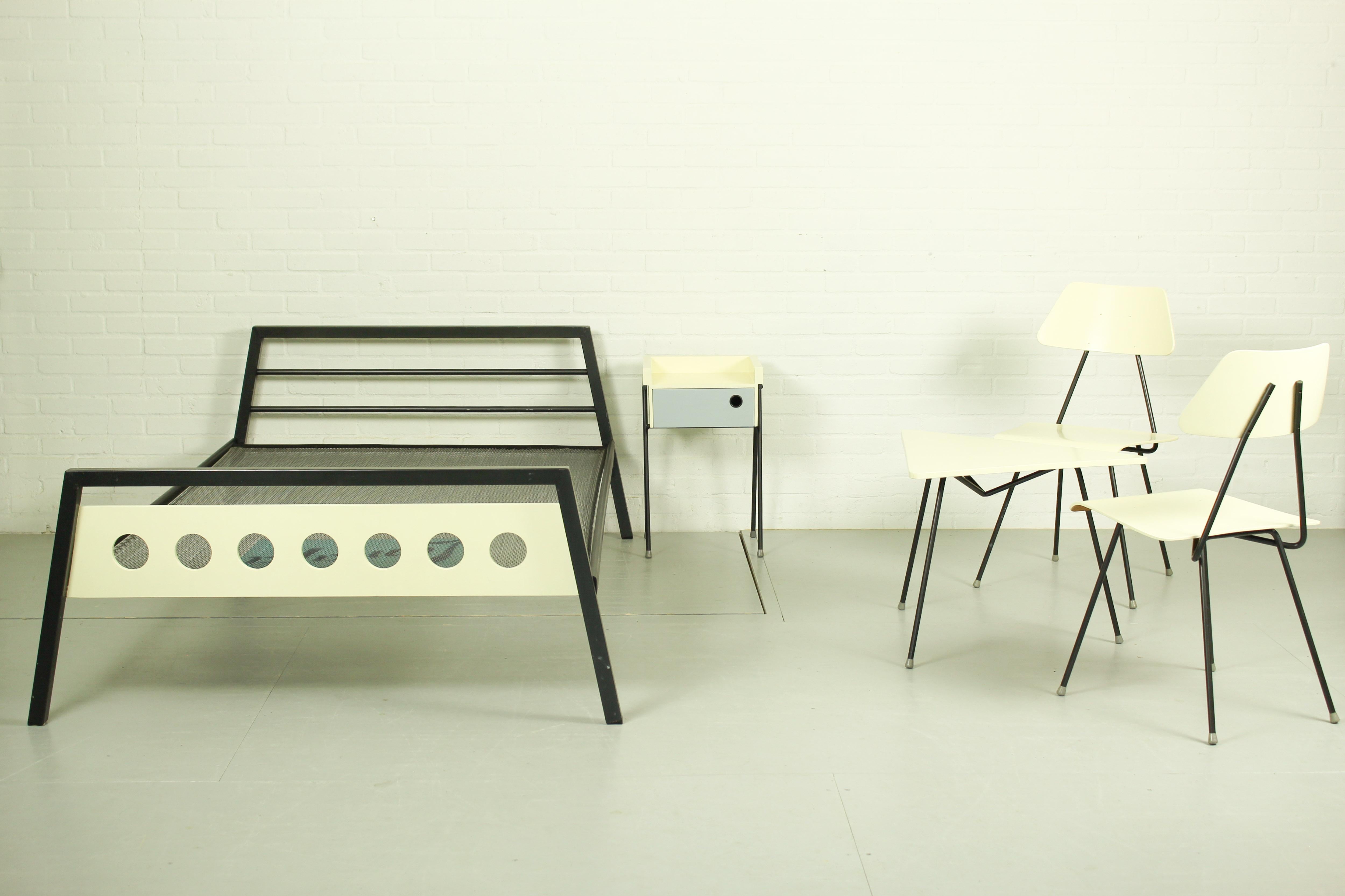 Dieses sehr seltene Set aus Bett, Nachttisch und Tisch mit Stühlen wurde in den 1950er Jahren für den ehemaligen und renommierten niederländischen Bettenhersteller DICO hergestellt. Sie wurden von Rob Parry und Emile Truijen im Rahmen der Serie