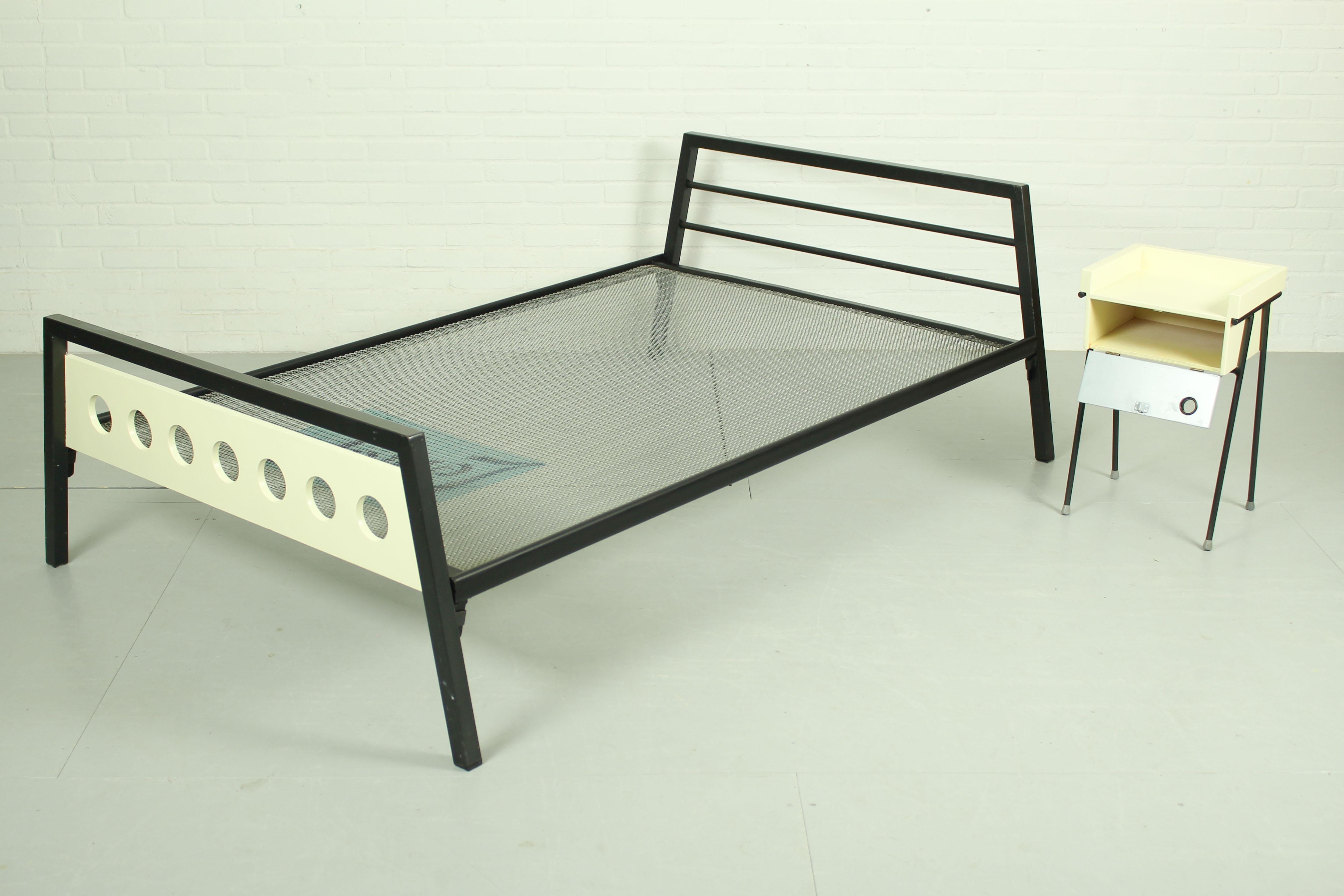 Bett, Stuhl und Nachttisch von Rob Parry und Emile Truijen für die Dico-Serie „Kamer 56“ (Metall) im Angebot