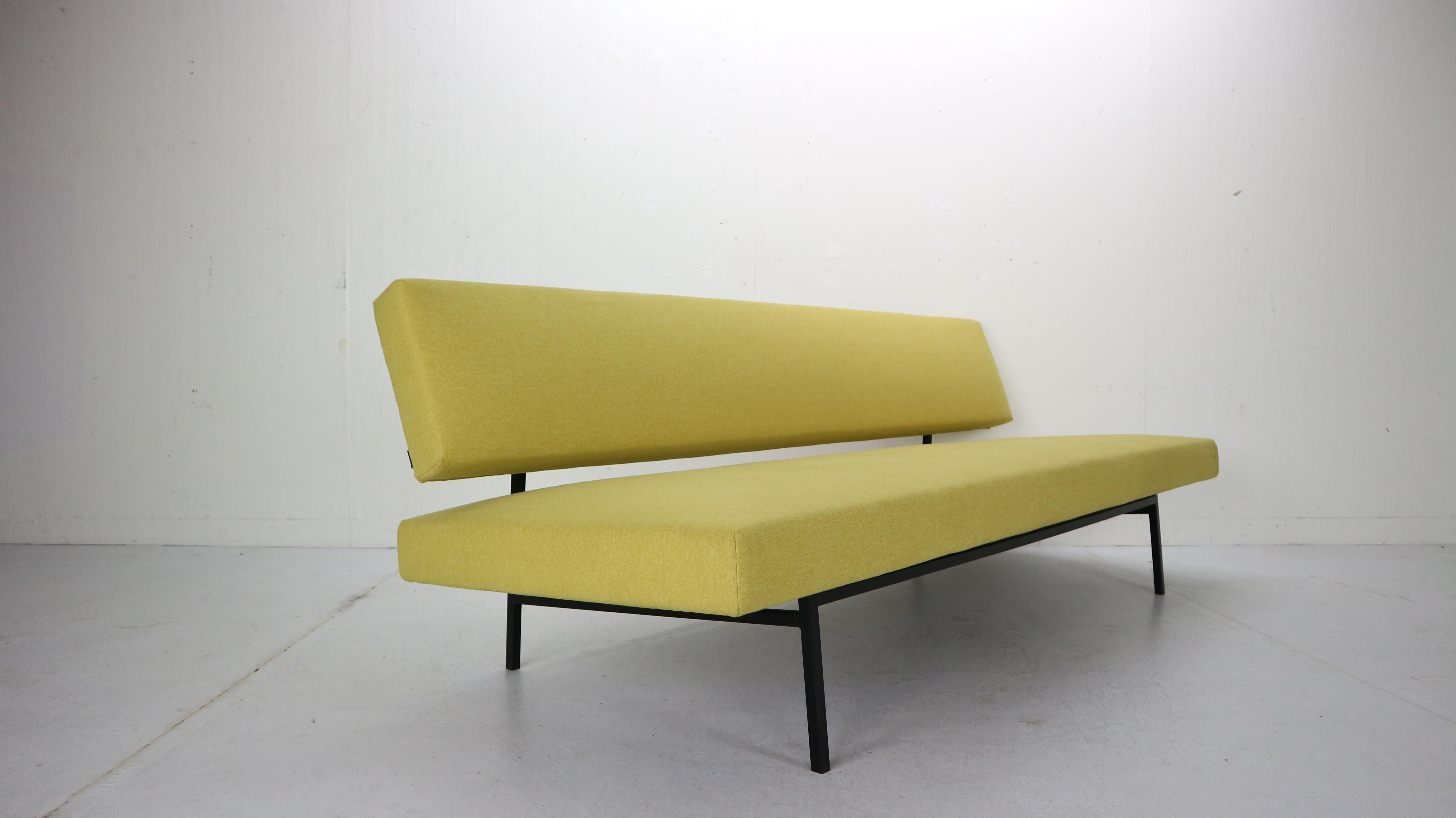 Beautiful minimalistic design sleeping sofa or daybed designed by Rob Parry for Gelderland in circa 1960, the Netherlands.
Rob Parry was a student and employee of Gerrit Rietveld. 

This eye-catching sofa has a beautiful steel base and newly