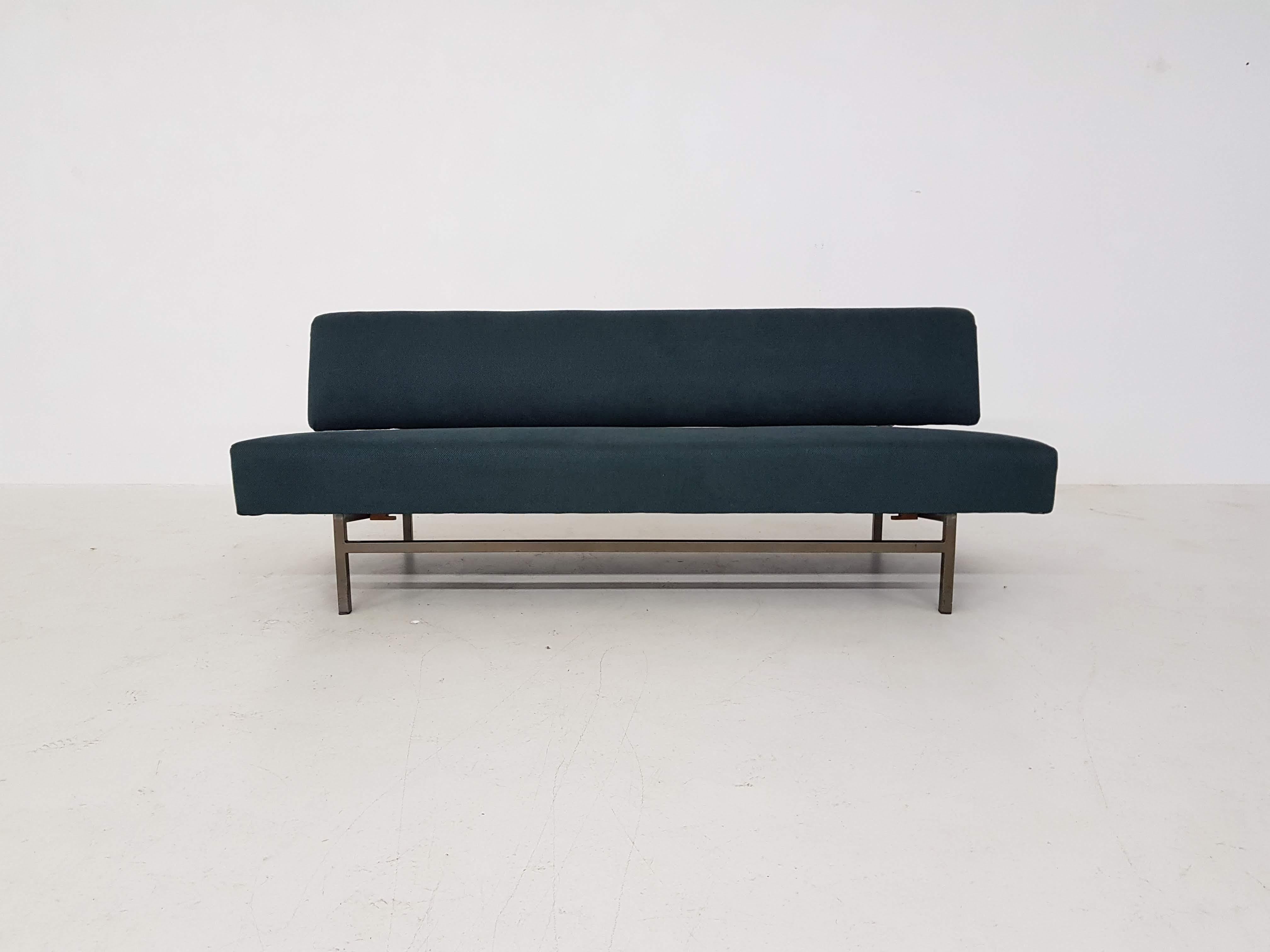 Schönes minimalistisches holländisches Sofa von Rob Parry. Parry hat in seinem Leben viele schöne Stücke entworfen:: vor allem Möbel:: aber auch Objekte für den öffentlichen Raum:: wie zum Beispiel die traditionellen roten Briefkästen:: die man in