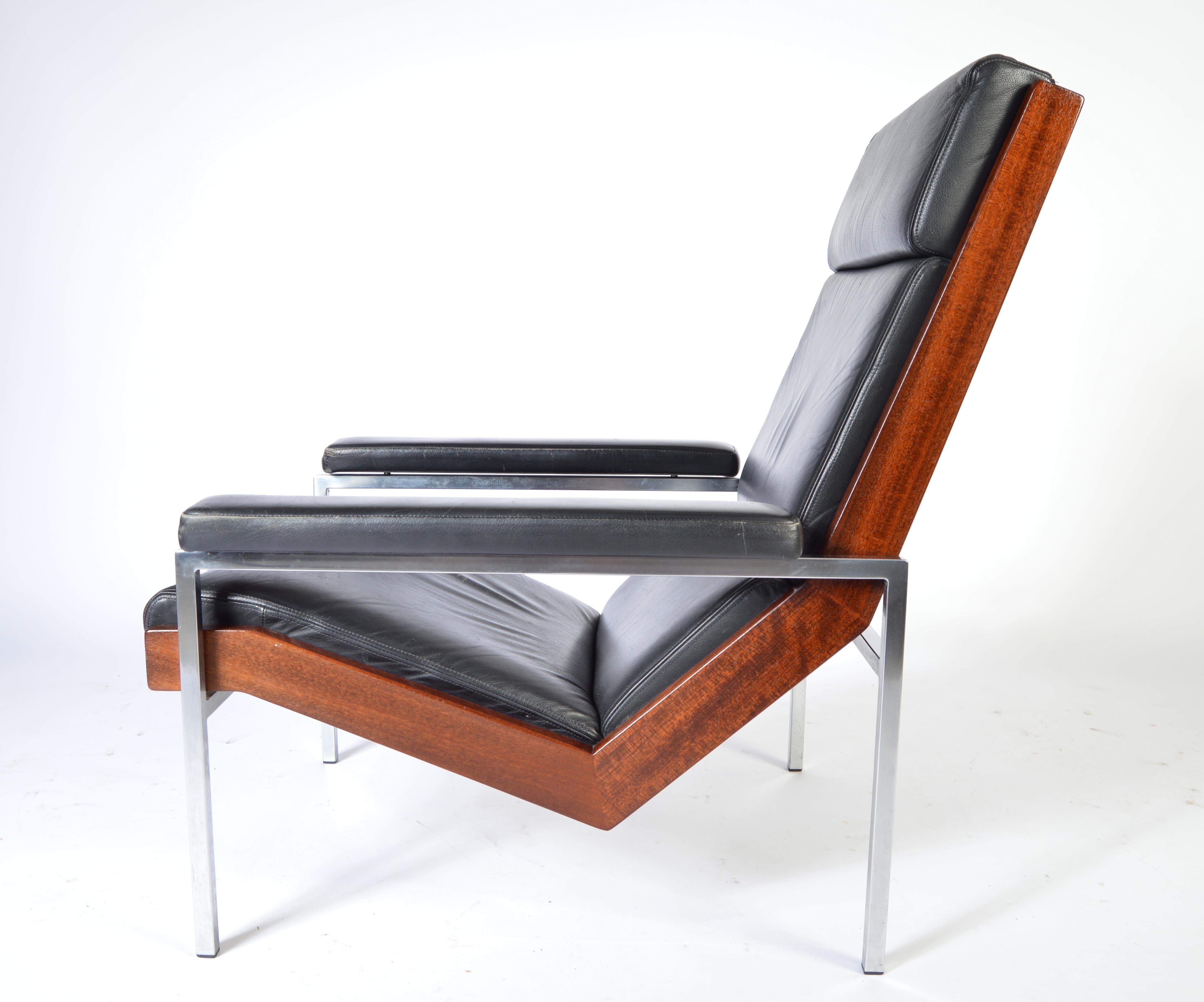 La suspension par câble Flex enduit, le cadre en noyer massif avec des pieds en acier inoxydable et le cuir noir lisse avec inserts de coussin font de cette chaise l'un des modèles les plus confortables et les plus attrayants produits au 20e