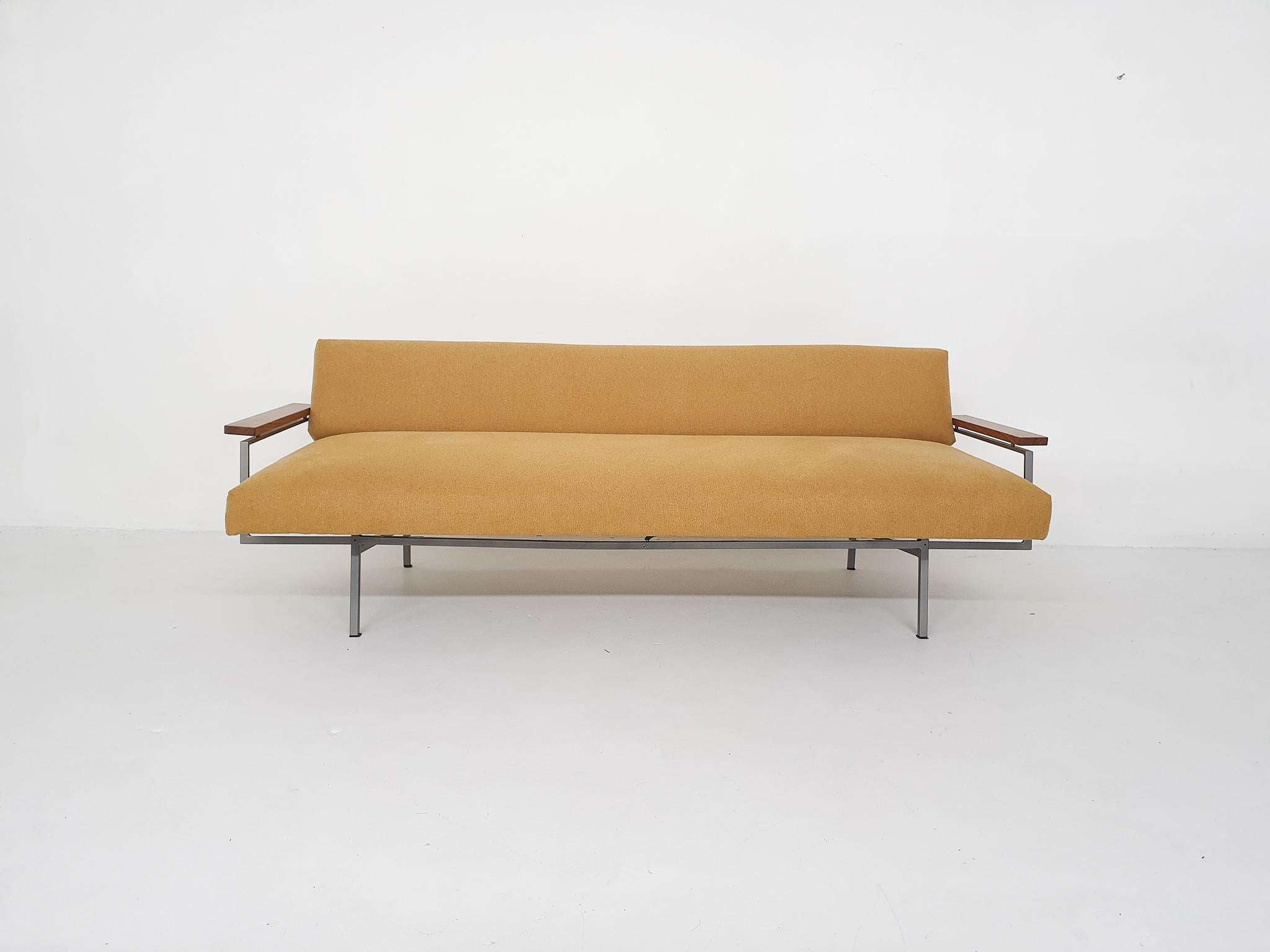 Mid-century sofa with new ochre upholstery and filling. The seating can be pulled to the front to create a 1 person bed, the dimensions of the bed are: 185 x 70 cm
Designed by Rob Parry for Gederland.
The silver frame and arm rests have been