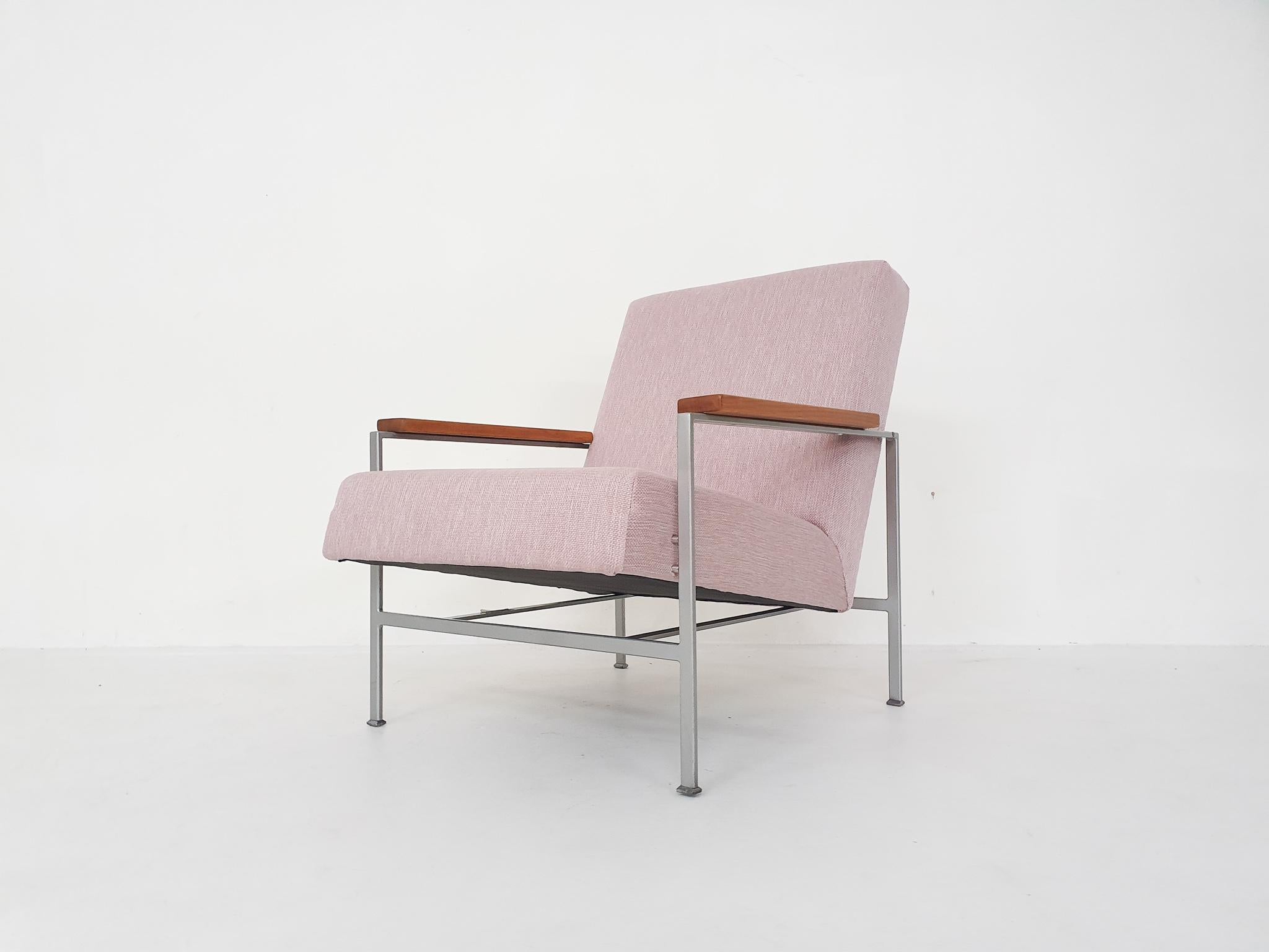 La structure en métal gris et les accoudoirs en bois ont été refaits. Avec une nouvelle tapisserie rose et un nouveau remplissage. 

Mesures : Hauteur du siège37 cm:: profondeur du siège53 cm:: largeur du siège50 cm

Avec une utilisation minimale