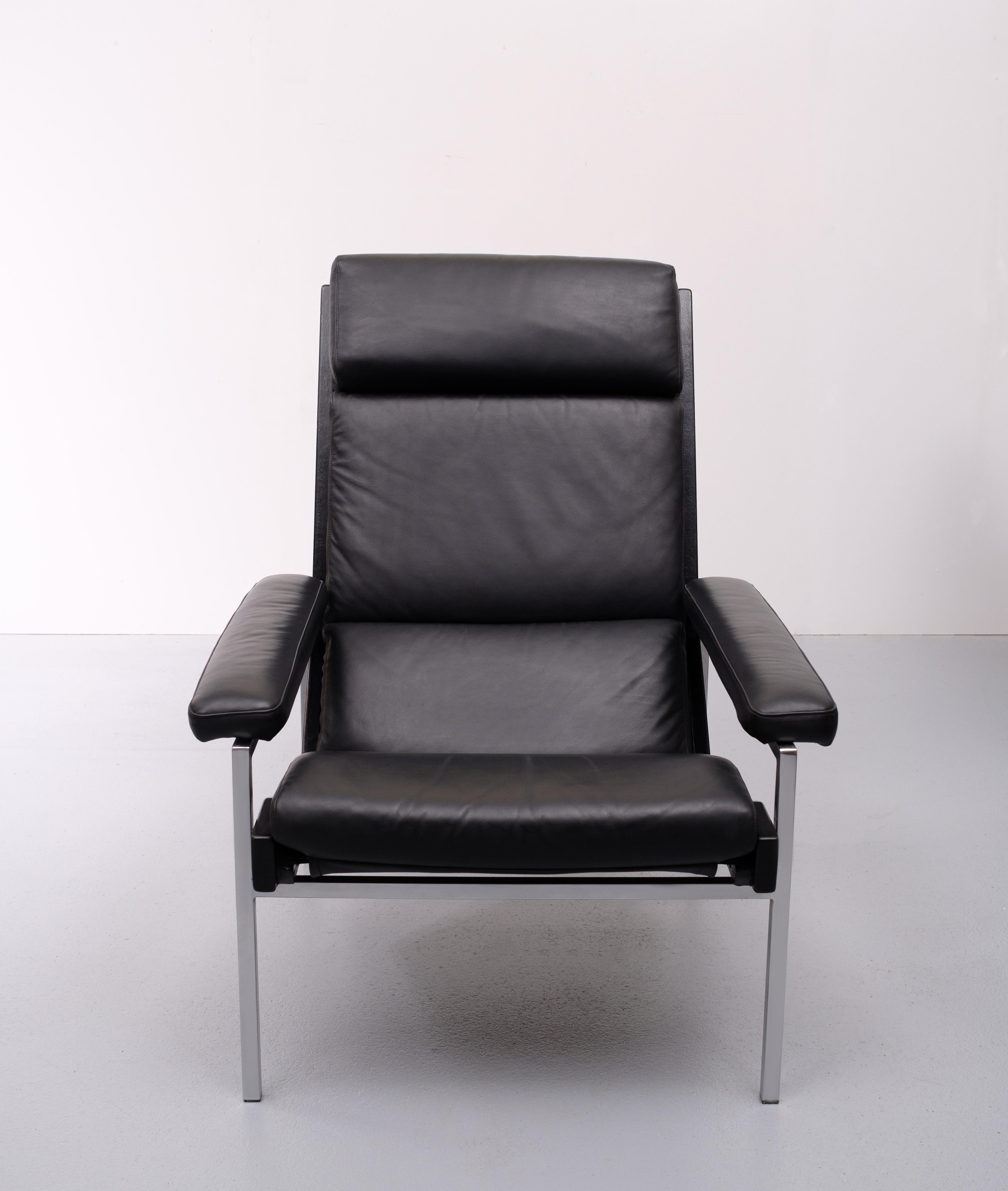 Superb lounge chair and footstool. Design by Rob Parry model lotus produced by Gelderland 1960s Holland
Square chrome metal frame, the lounge chair comes with a new smooth black leather upholstery. Professional done.
Rare to find this lounge chair