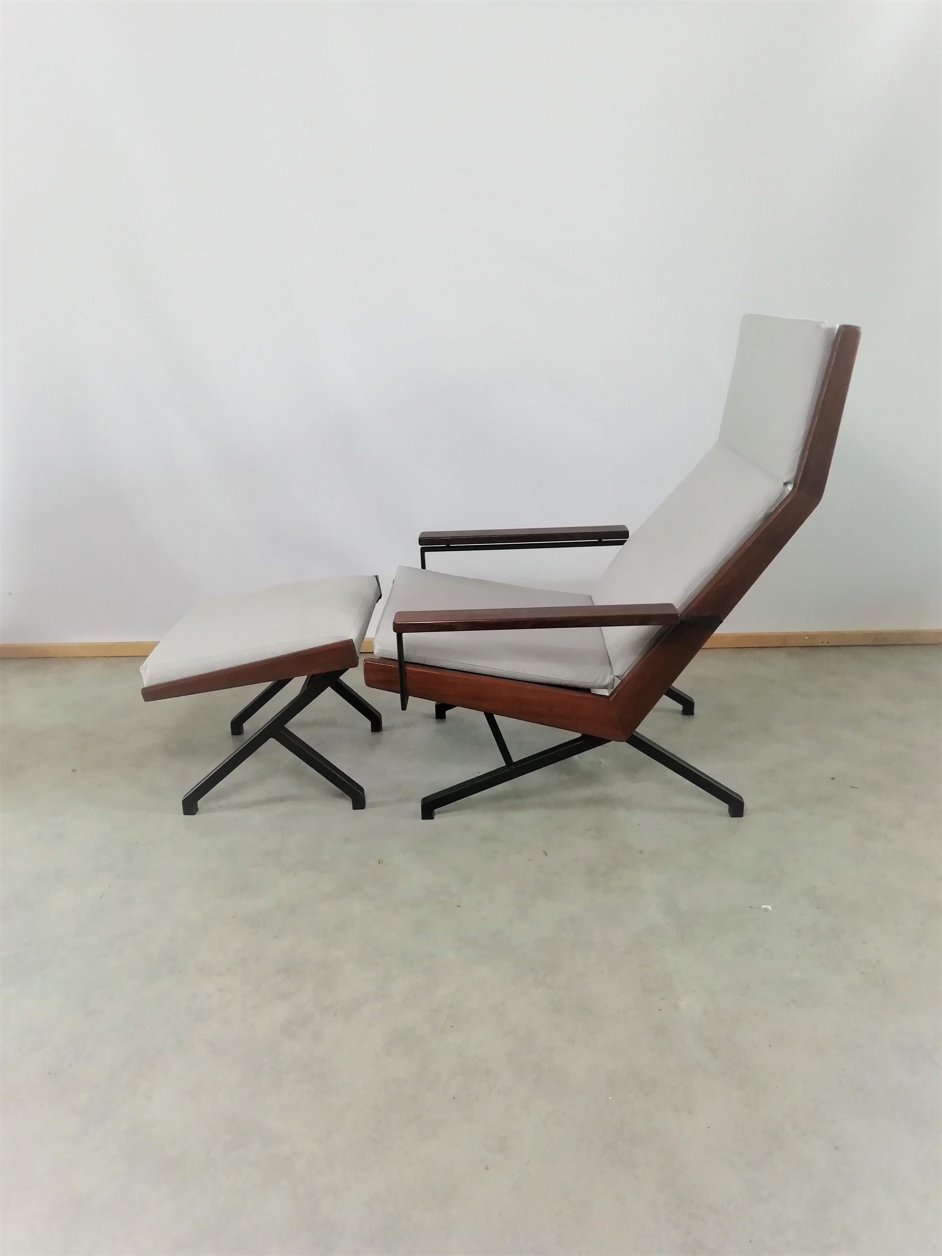 Lotus is one of the most loved of Rob Parry’s armchairs. It combines the reliable and functional solution and a modern combination of materials – metal, quality wood and homogeneous upholstery materials of good quality. End of the 50’s was this