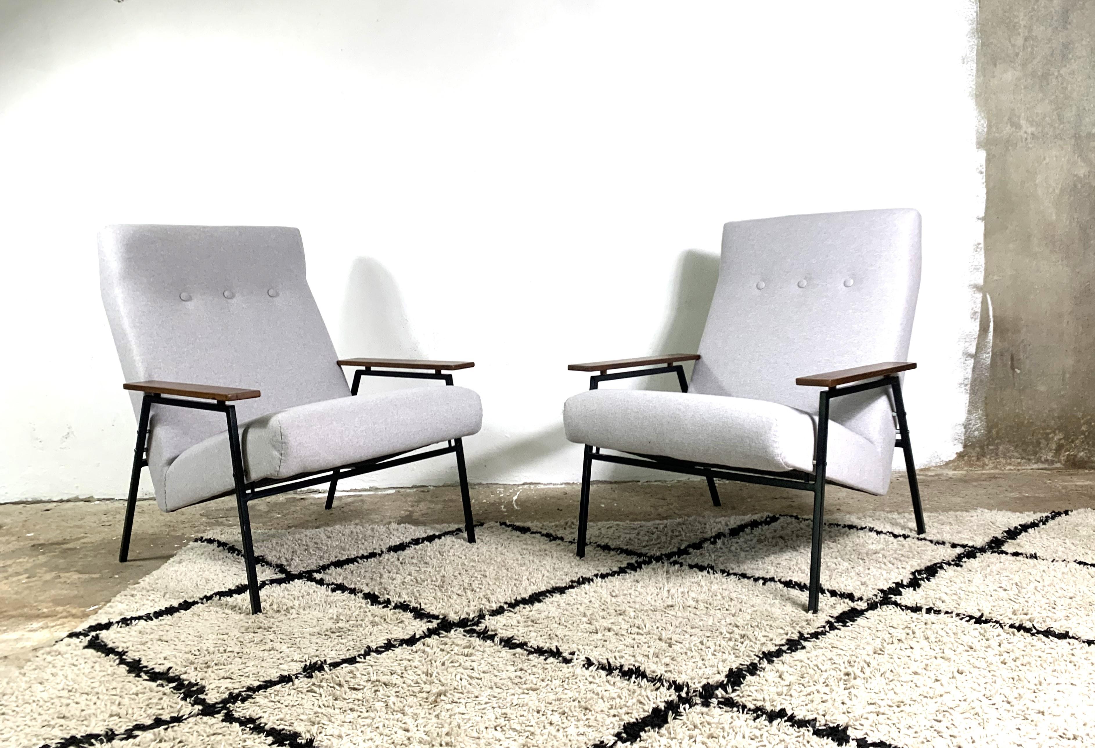 Rare minimalistic armchair, thin black metal frame, wooden wallnut armrests and new upholstery. The designed by Rob Parry for Gelderland, 1950’s (early version of the Lotus or 1611 armchair). Very good condition., comfortable and stylish.