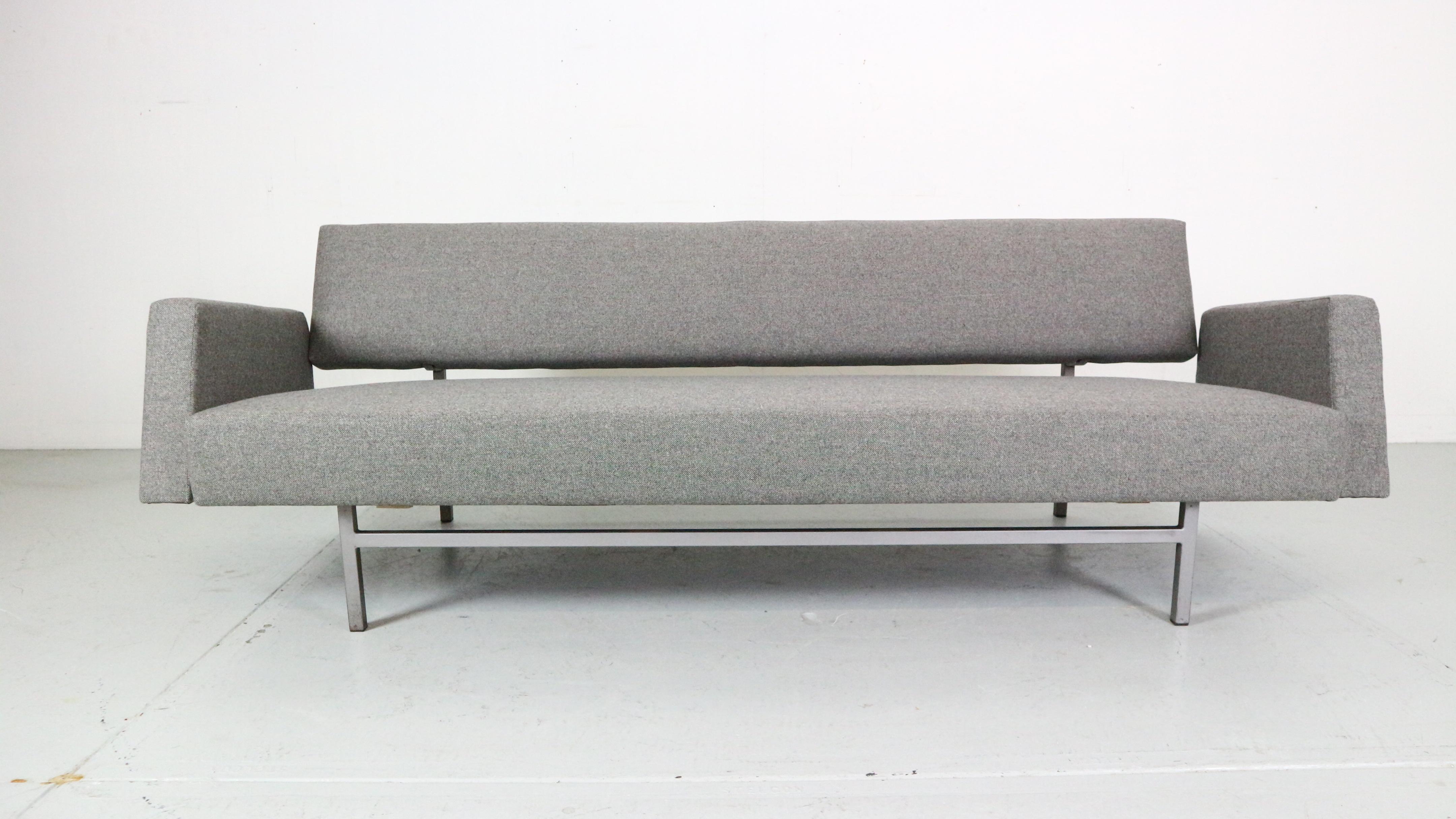 Rare sofa designed by Rob Parry for Gelderland, 1960s.
Minimalistic and elegant Dutch design pride.
With one movement, the seat can be pulled out into a single sofa bed.
Measurements: 89cm.
This sofa has been newly reupholstered with grey furniture