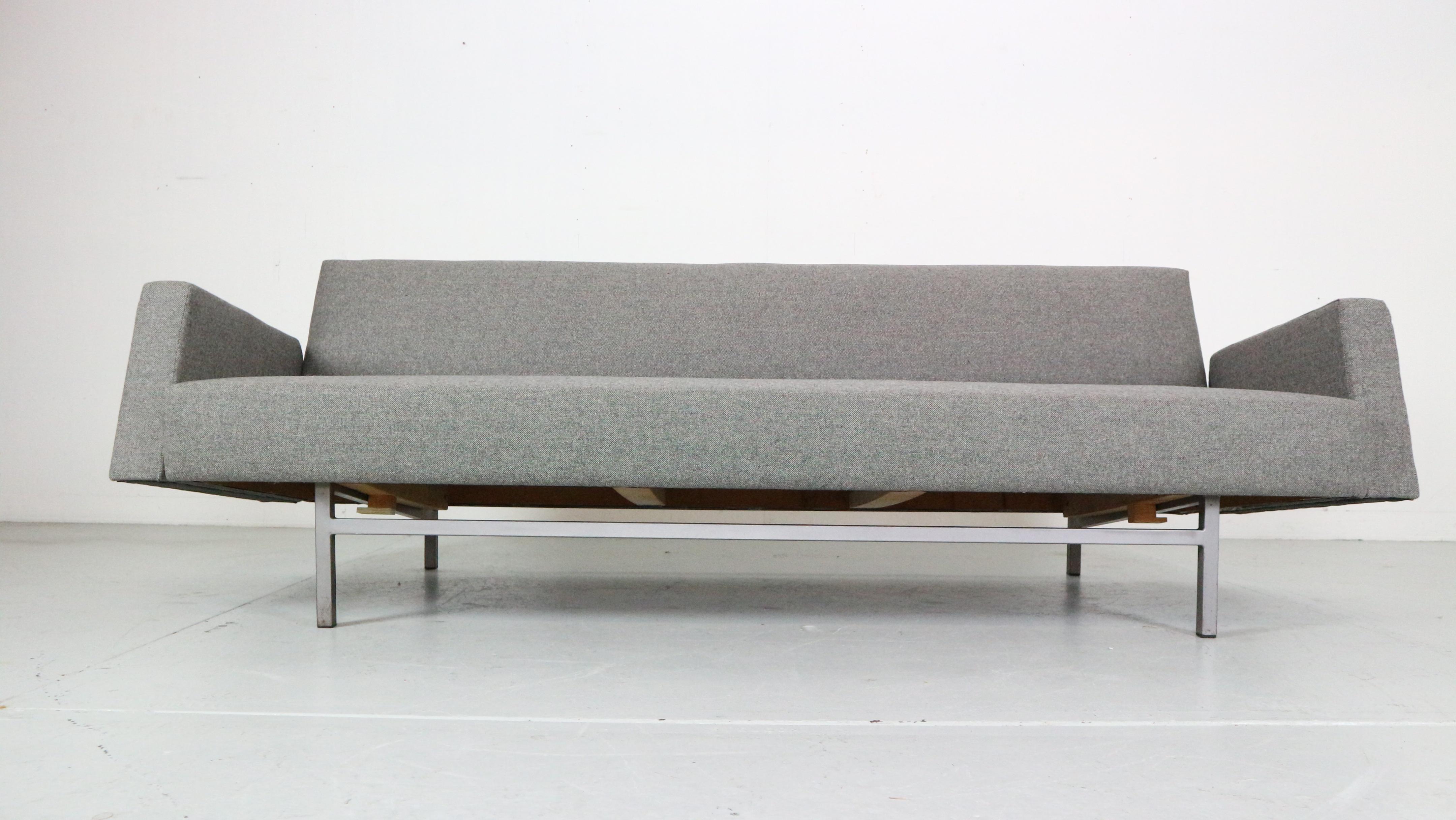 Rob Parry Newly Reupholstery Sofa/ Daybed for Gelderland, 1960 Dutch In Good Condition For Sale In The Hague, NL