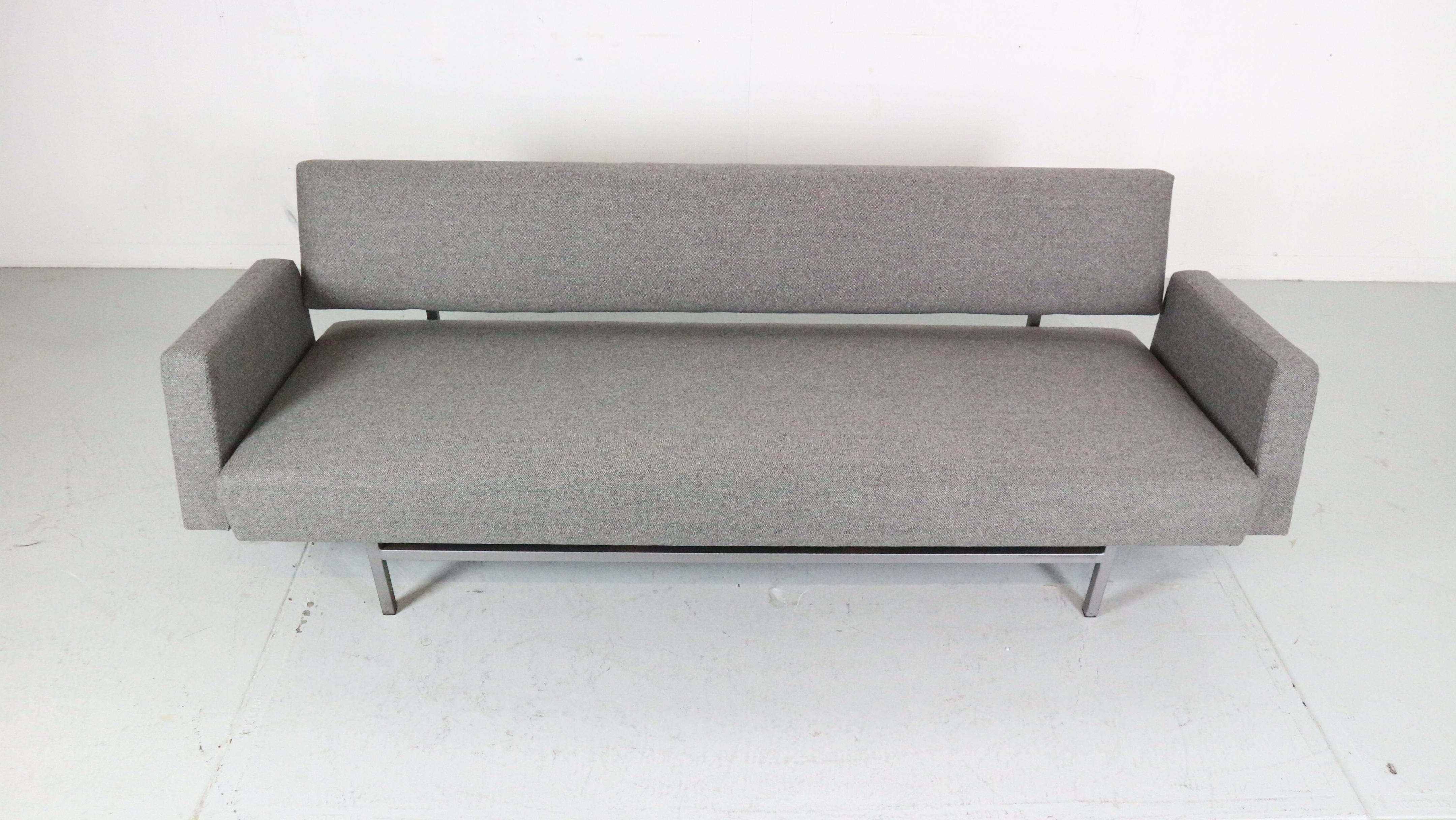 Milieu du XXe siècle Canapé/lit de repos récemment rembourré Rob Parry pour Gelderland, 1960, néerlandais en vente