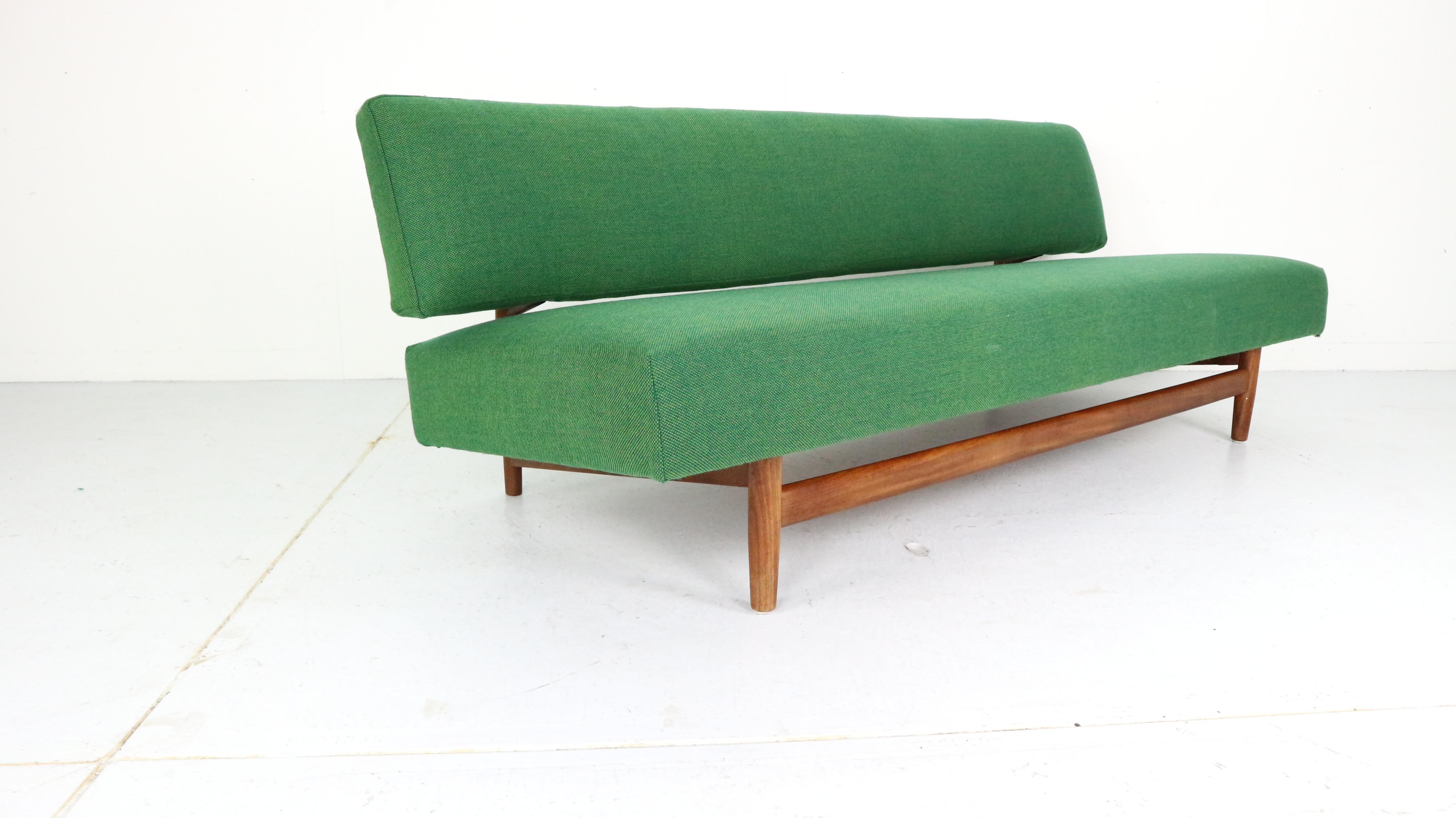 This beautiful sofa designed by Rob Parry for Gelderland, 1950s.
Minimalistic and elegant Dutch design pride.
With one movement, the seat can be pulled out into a single sofa bed or daybed.
Measurements: 70cm.
This sofa bed has a teak elegant