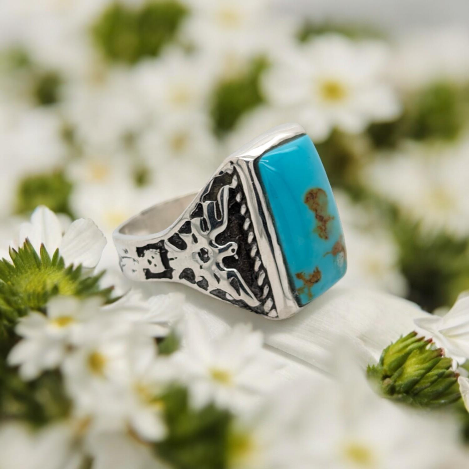Elevate your jewelry collection with this exquisite, handcrafted ring by renowned artist Rob Sherman. The Eagle Pass Ring showcases a stunning Kingman turquoise stone, prized for its vibrant blue-green color and intricate matrix patterns. Set in