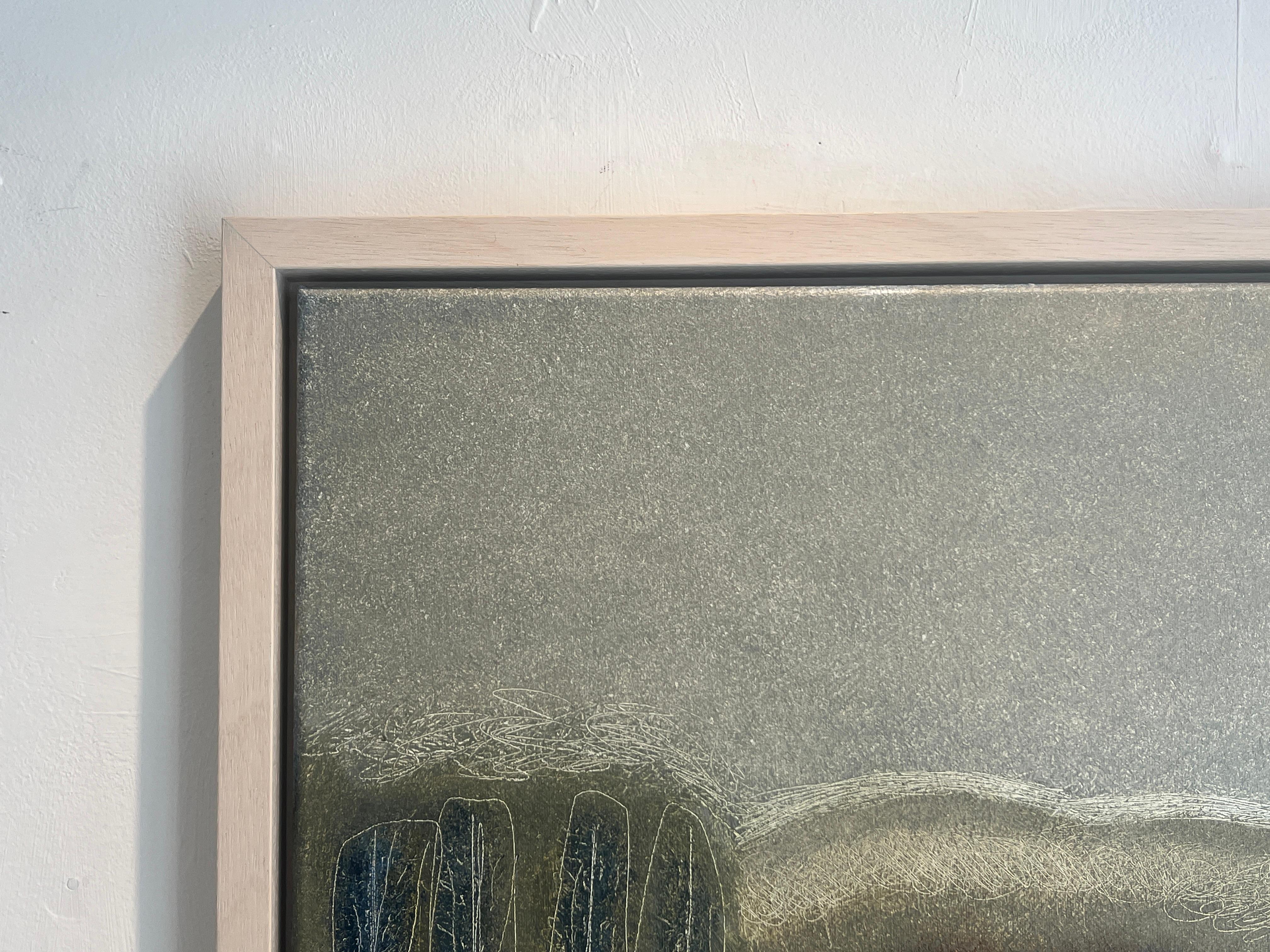 L'artiste applique la sous-peinture en cinq à six couches environ, construisant ainsi une riche texture de coups de pinceau qui ajoute de la profondeur et de l'atmosphère à l'œuvre. Bien que ce processus prenne du temps, il améliore considérablement
