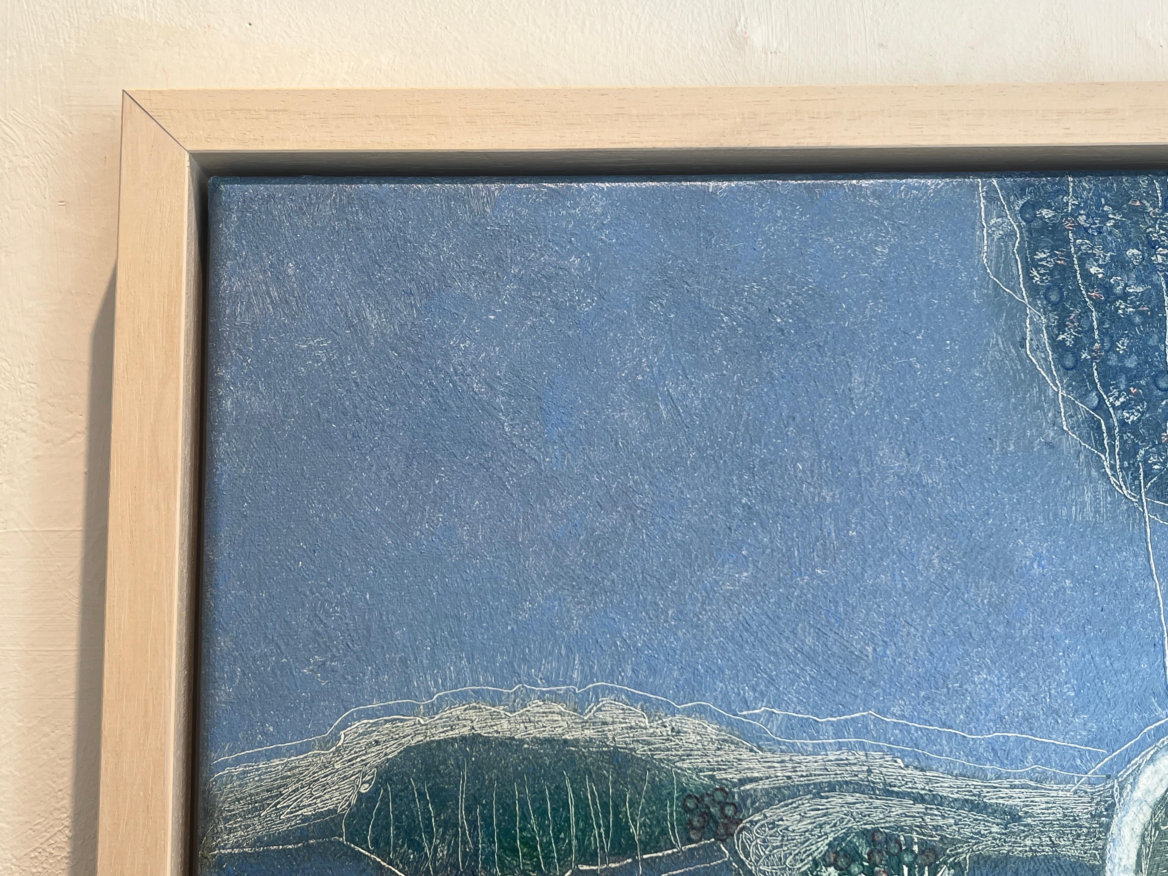 El artista aplica la pintura subyacente en aproximadamente cinco o seis capas, construyendo una rica textura de pinceladas que añade profundidad y atmósfera a la obra. Aunque este proceso lleva tiempo, mejora significativamente la sensación general