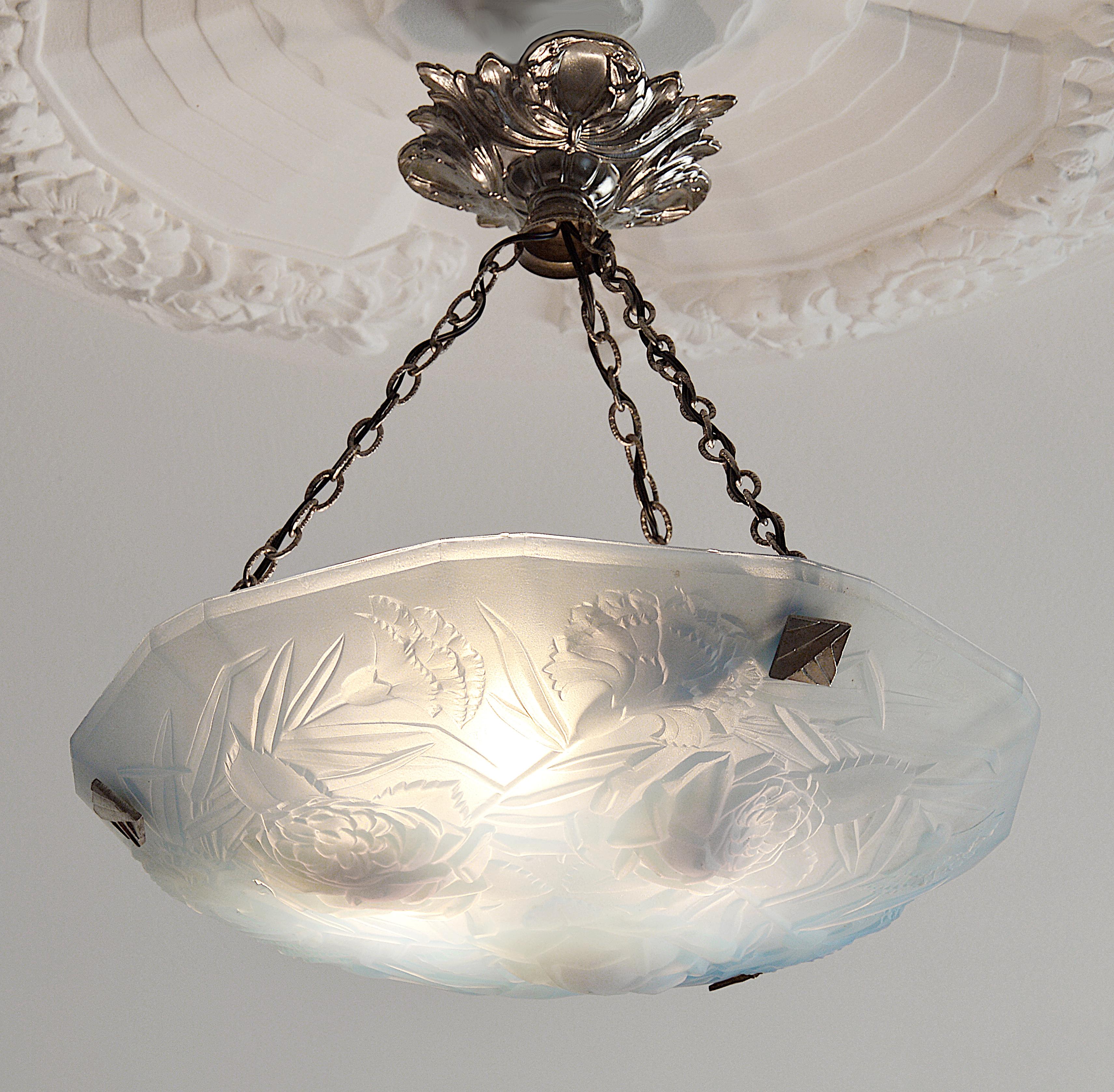 French Art Deco opalescent pendant chandelier by Roba (Paris), France, 1920s. Molded opalescent glass shade with its nickel-plated brass fixture. Measures: Height 13.4