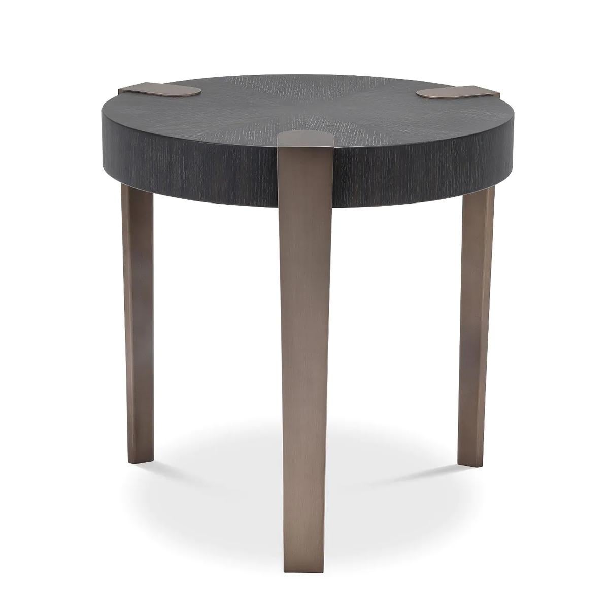 Table d'appoint Robald avec plateau en bois en chêne gris 
Placage avec 3 pieds en acier en finition bronze antique.