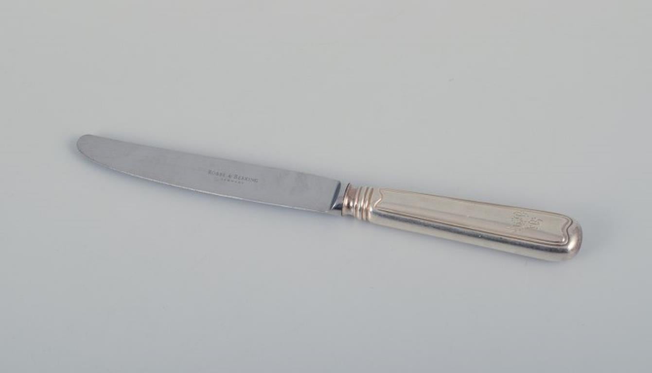 Robbe & Berking, Germania. Un set di posate in alpaca da sei pezzi composto da un coltello da pranzo, una forchetta da pranzo, due cucchiai da tavola e due forchette da aperitivo.
Metà del XX secolo.
Contrassegnato.
Tutti i pezzi hanno un