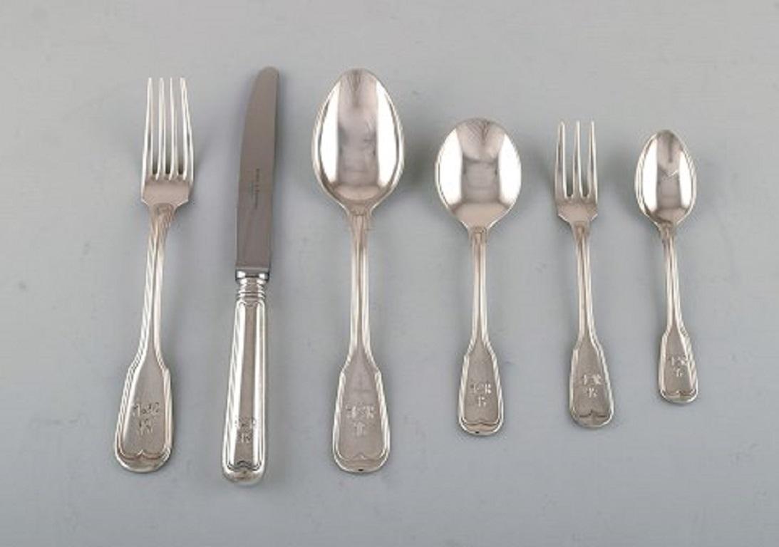 Robbe & Berking, Germany. Large complete old Danish service for 18 people in plated silver, 150,
1930s-1940s.
Consisting of 18 forks, 18 knives, 18 soup spoons, 18 dessert spoons, 18 cake forks and 18 coffee spoons.
The knife measures: 21.2