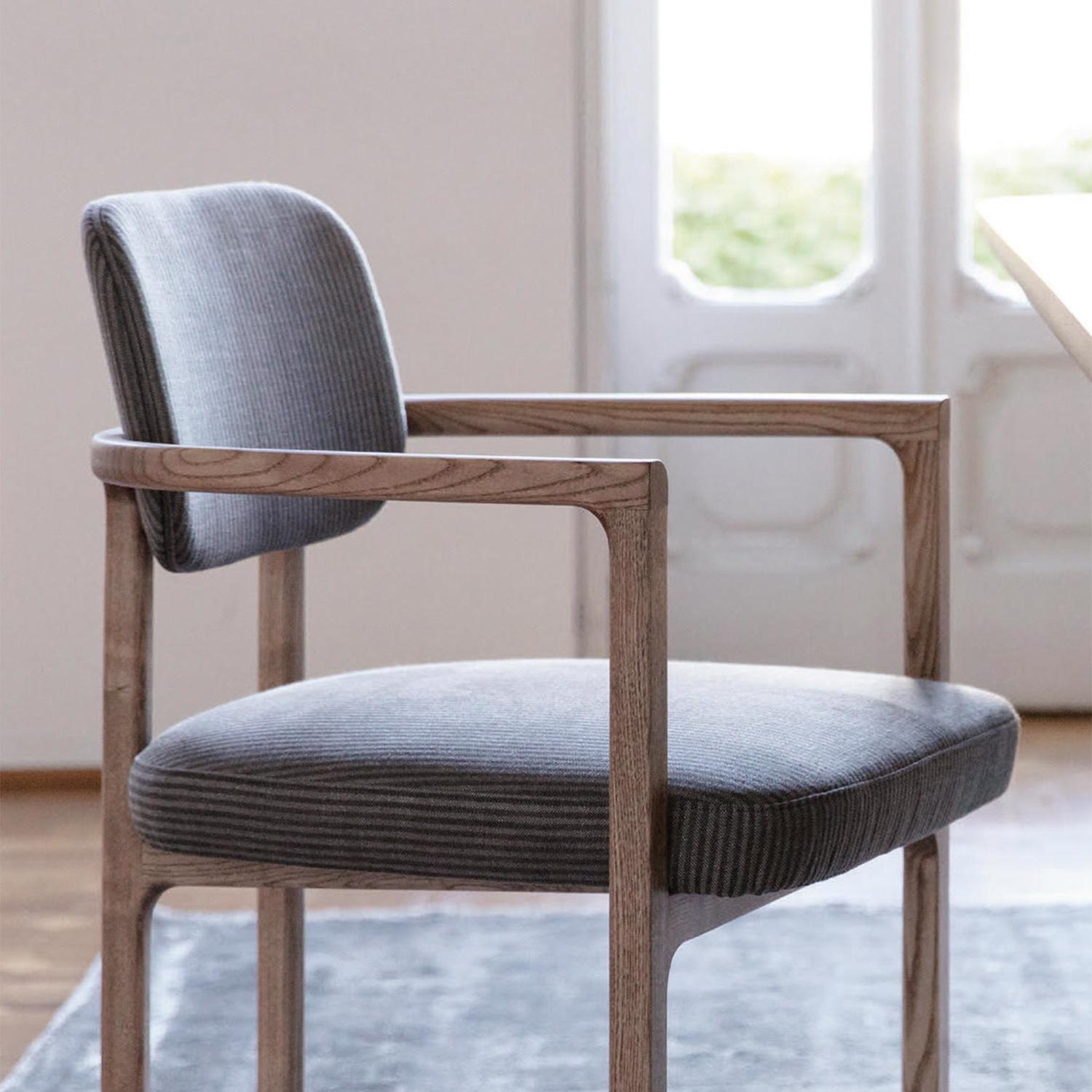 Chair Robby with structure in solid ash in natural finish,
seat and backrest upholstered and covered with striped 
fabric in light grey and anthracite grey color.
Also available with other fabrics, on request.