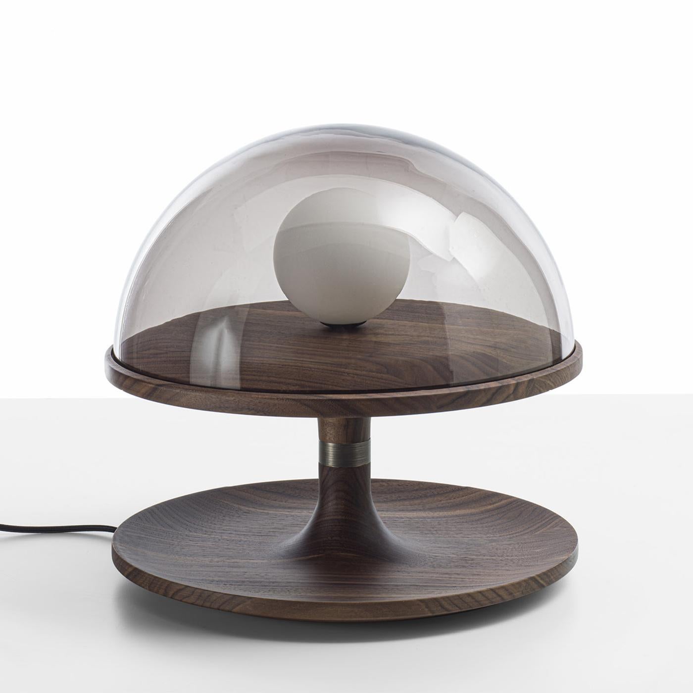 Lampe de table Robby Noyer avec abat-jour en verre smocké avec blanc
diffuseur opale en verre dépoli à l'intérieur. Pied de lampe en noyer massif en 
finition naturelle avec compartiment de rangement au fond avec poche-
fonction dumper et tige en