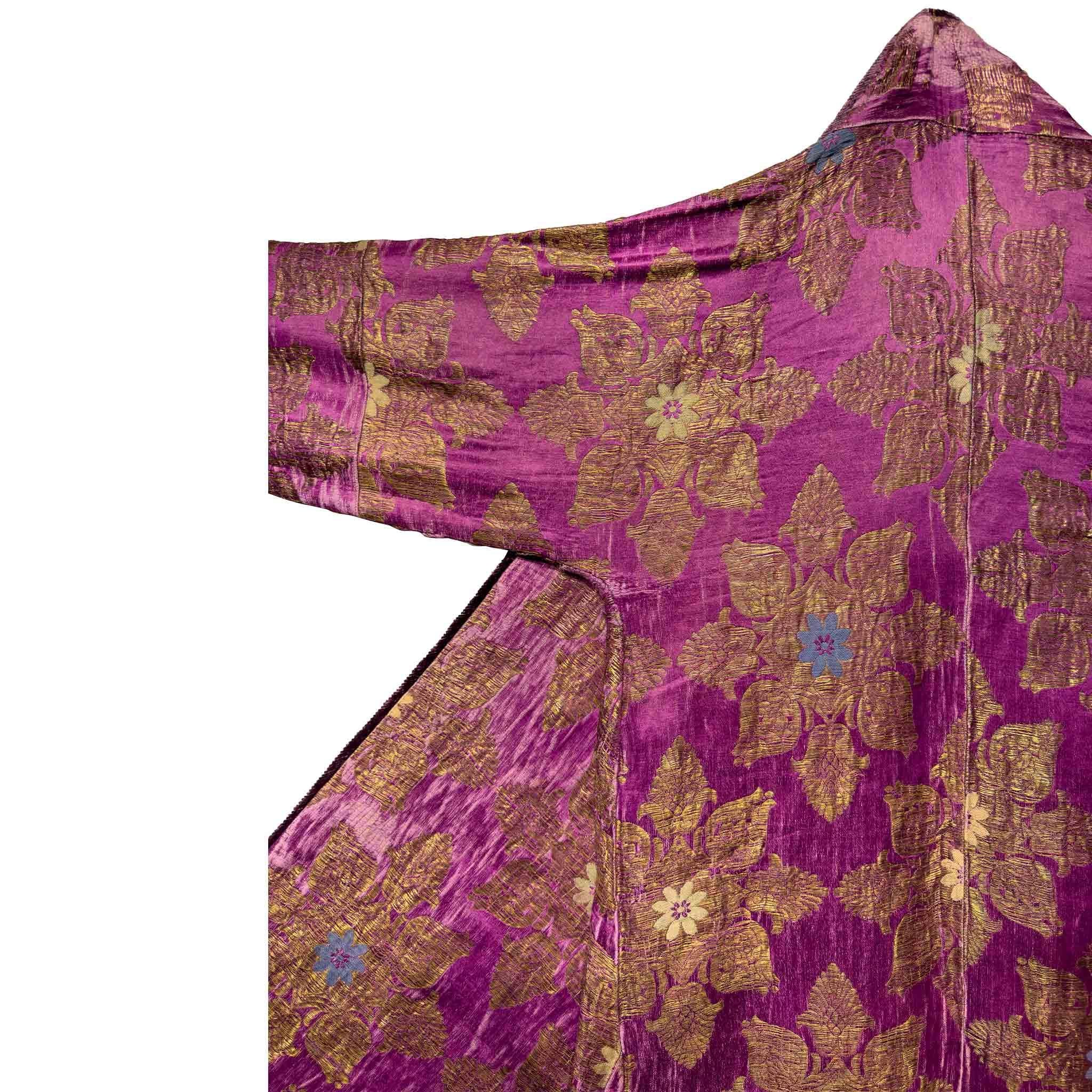 Abrigo de brocado de seda de mediados del siglo XIX Tejido en venta