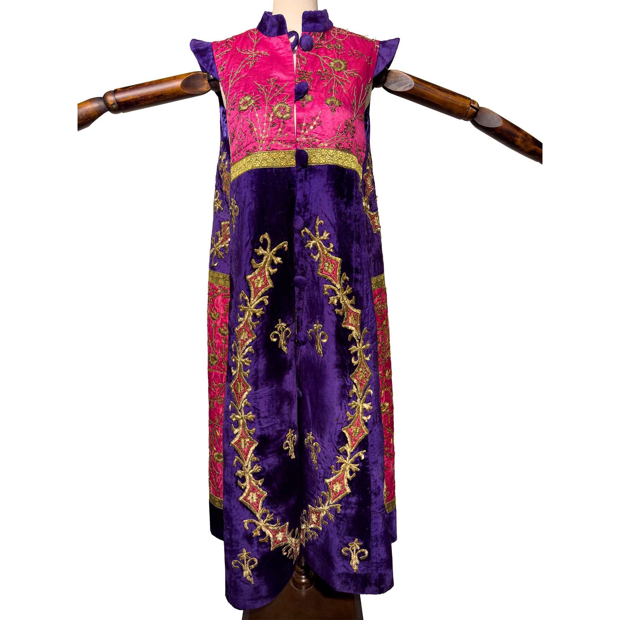 Questo chapan in broccato di seta della metà del XIX secolo, proveniente dall'Uzbekistan, presenta un luminoso fondo blu intessuto di motivi floreali a scorrimento nei toni del nero e del bronzo. La sottile lucentezza e gli intricati motivi del