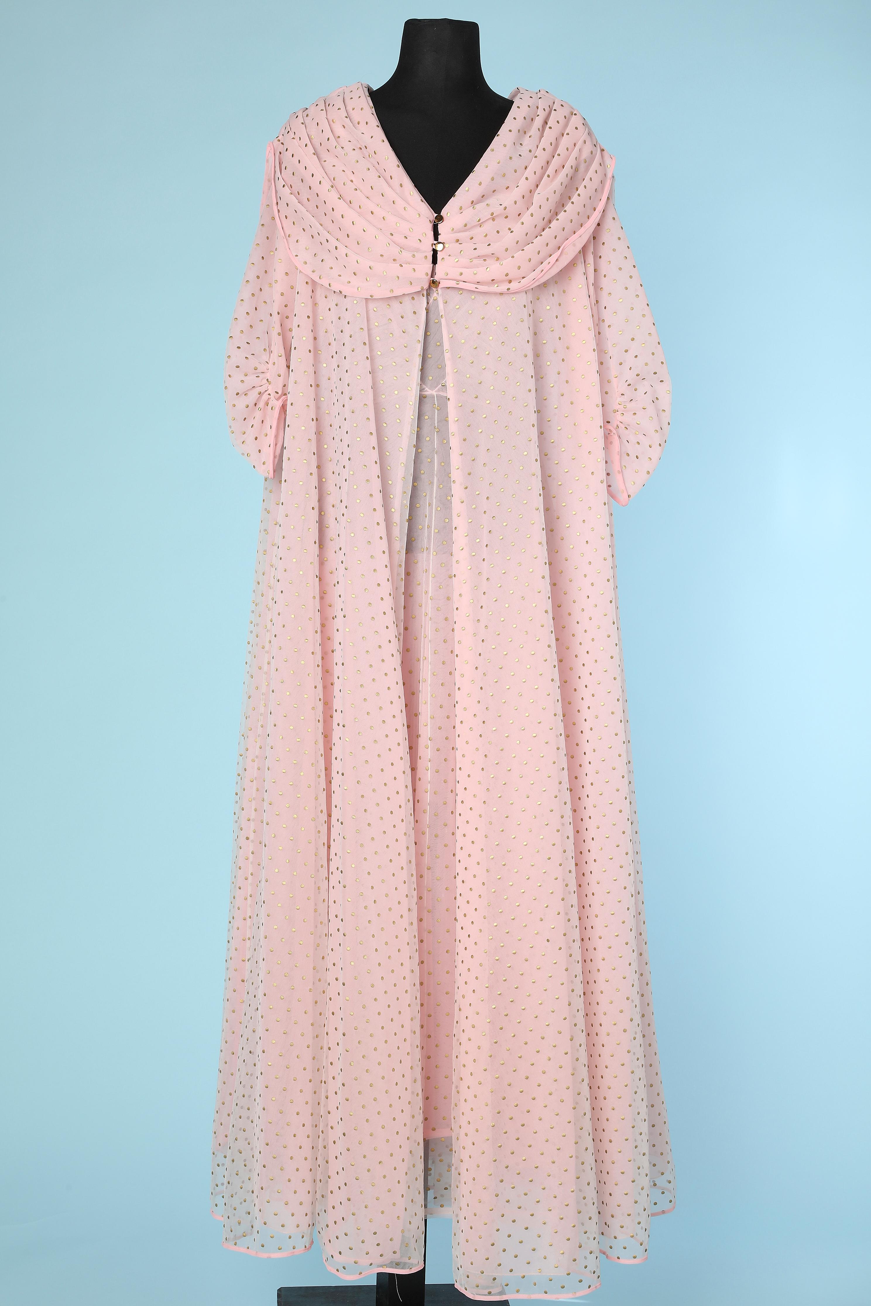 Robe and night-gown in pink nylon and tulle with gold Polka dots. The Robe is draped on the shoulders and close with gold metal buttons. The dress is draped on the bust with tulle shoulders straps an-d snap in the middle back. 
SIZE M for the Robe