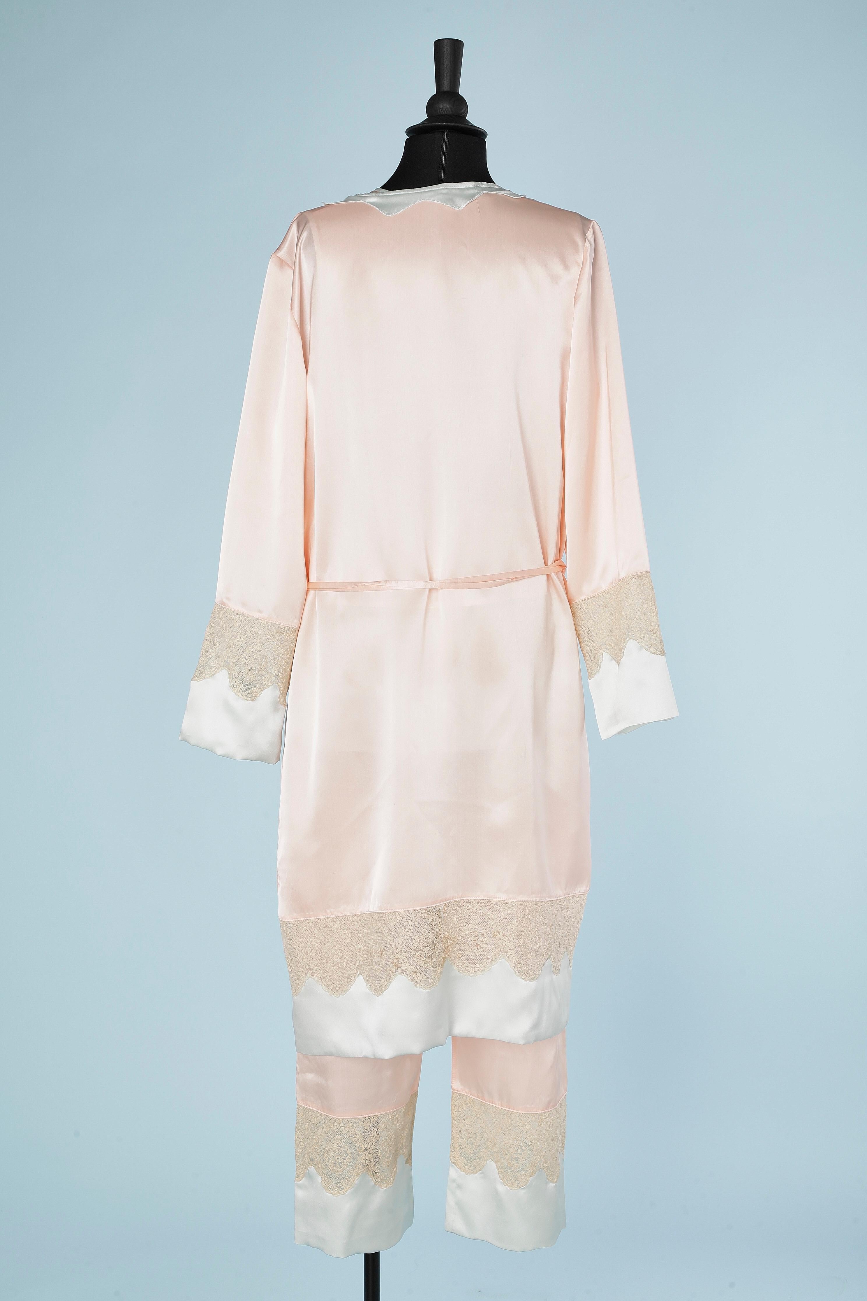 Jacke und Pyjamas aus pastellfarbenem Seidensatin und Spitzenapplikationen  Um 1930 Damen im Angebot