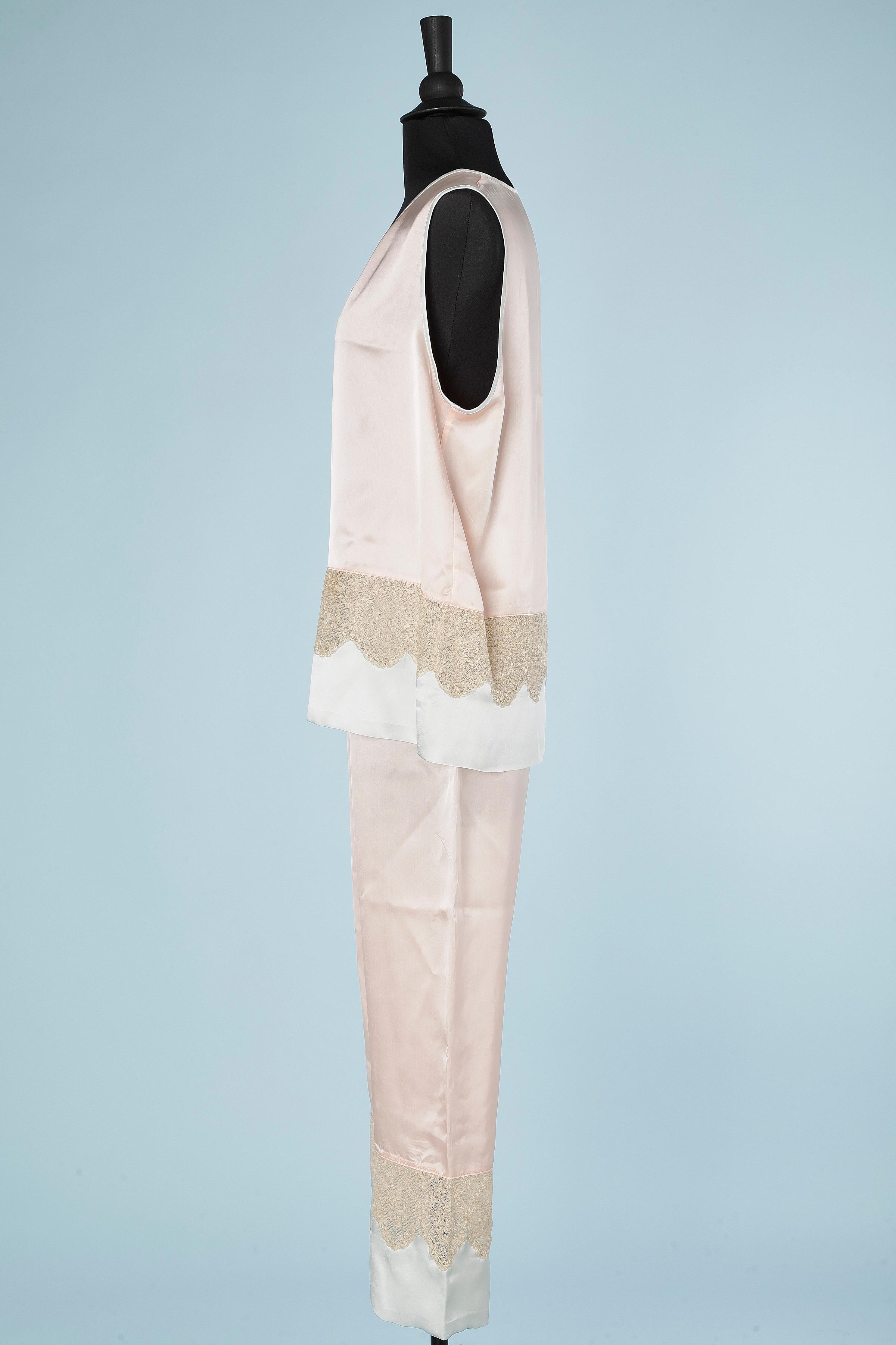 Jacke und Pyjamas aus pastellfarbenem Seidensatin und Spitzenapplikationen  Um 1930 im Angebot 3