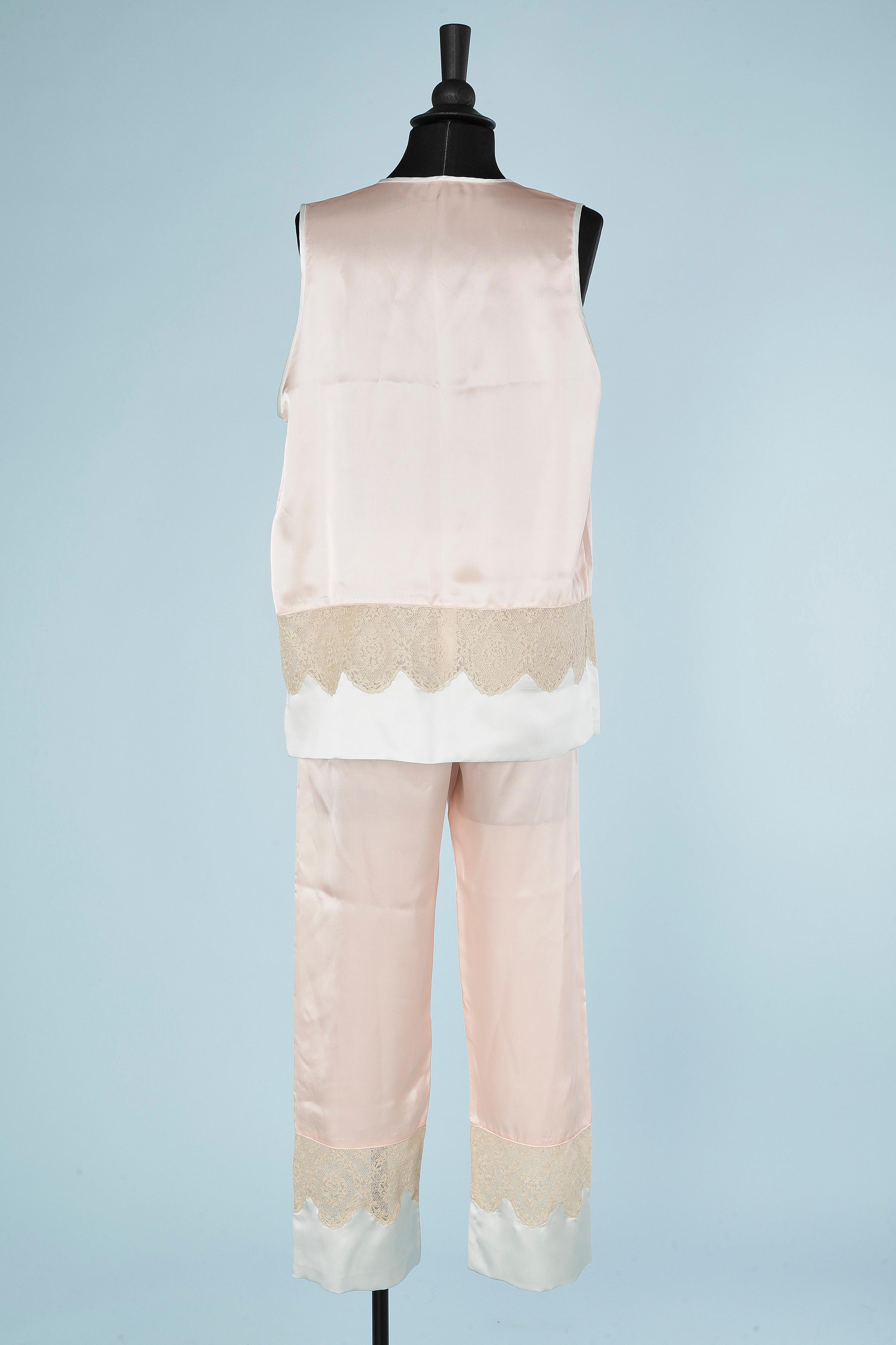 Robe and pyjamas in pastel silk satin and lace appliqué  Circa 1930 For Sale 3