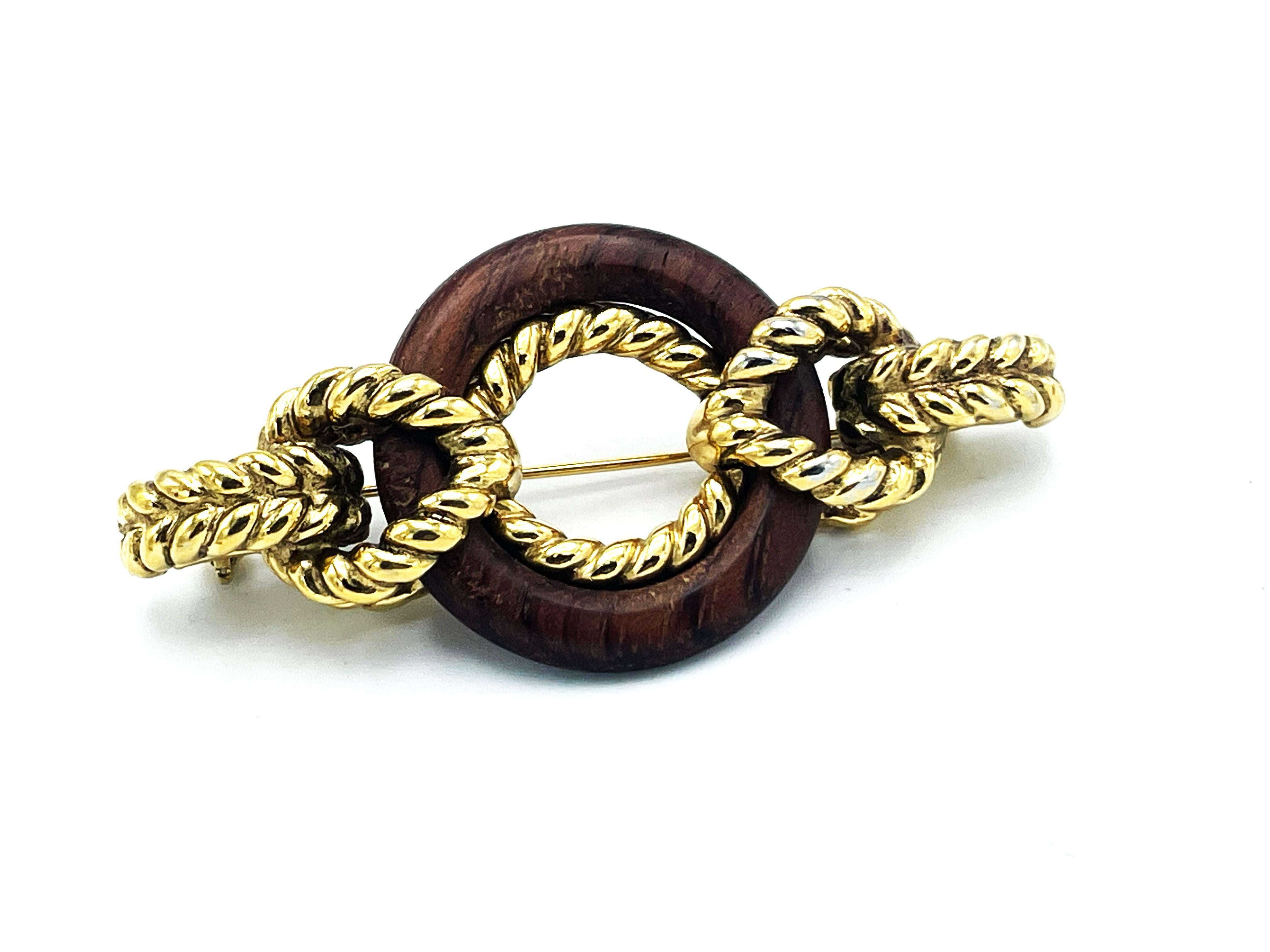 Broche robe de Robert Goossens Paris, bois brun foncé et métal doré, Signée Goossens Paris .

Dimensions :  8 cm x 4 cm 

Très bon état. 