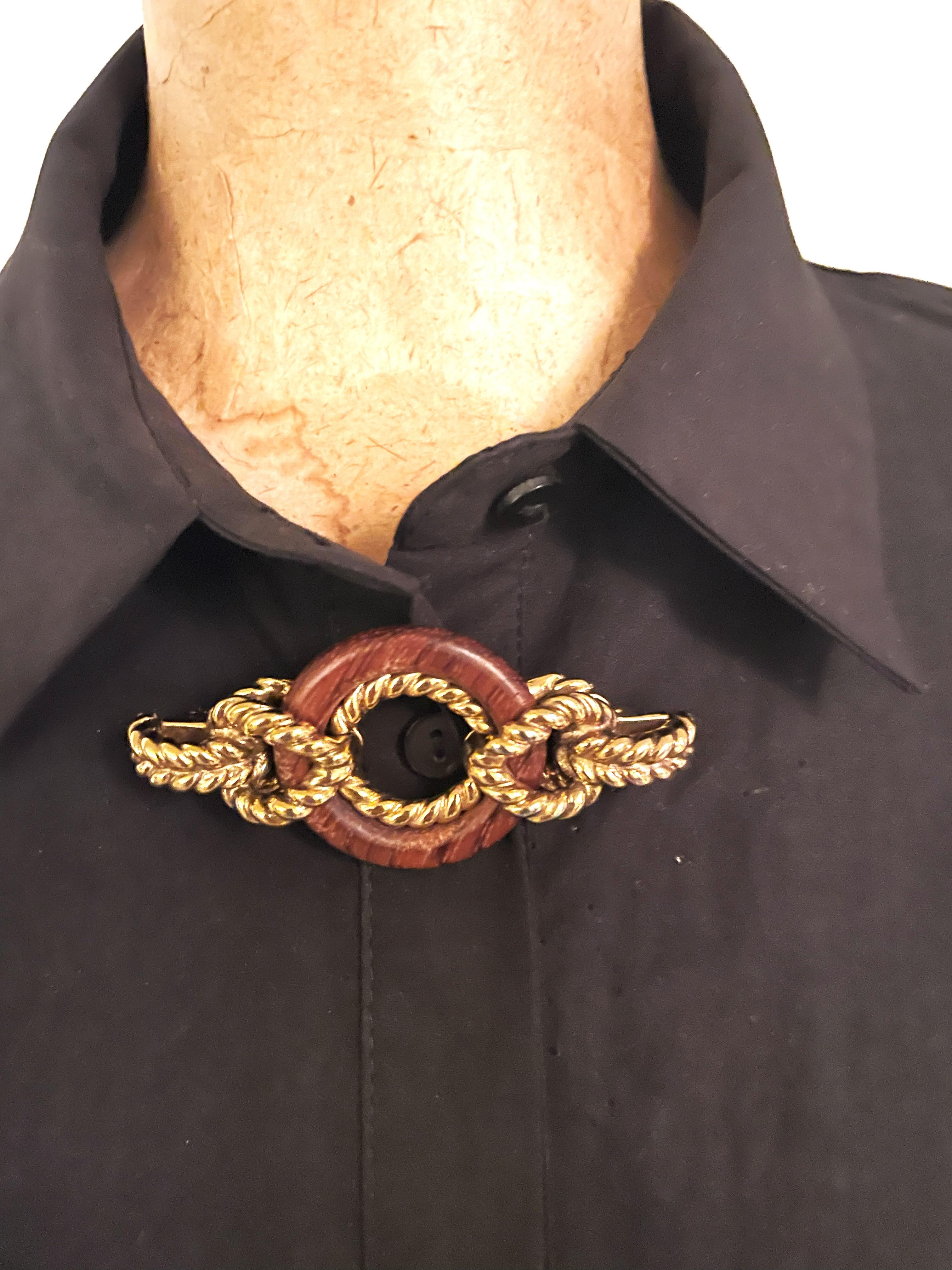 Broche Robe de Robert Goossens Paris en bois et métal doré, années 1980 Excellent état - En vente à Stuttgart, DE