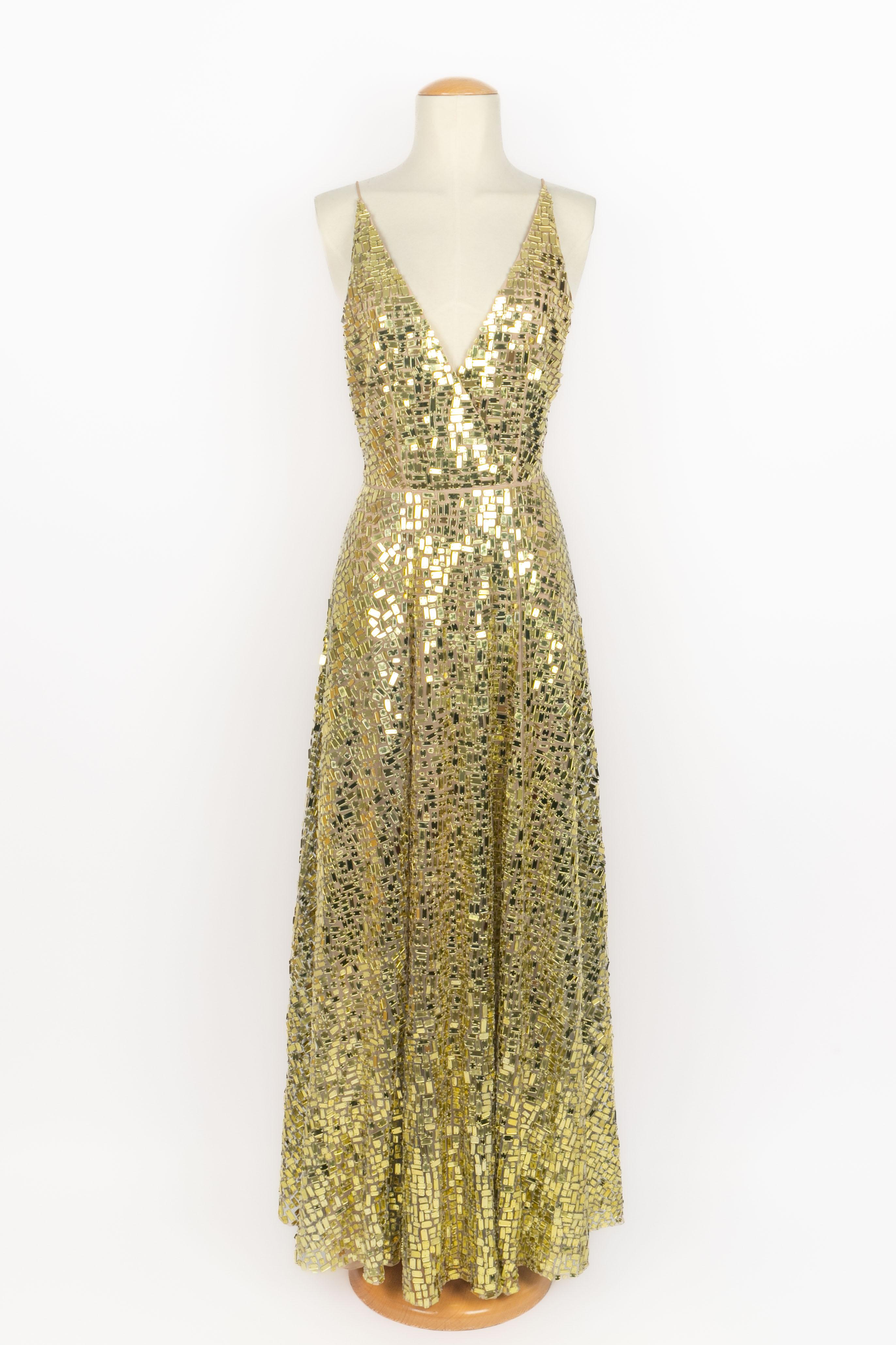 DIOR - (Made in France) Langes Kleid aus Tüll, das vollständig mit goldenen, geometrischen Pailletten bestickt ist. Die Größe wird als 36FR angegeben. Kollektion Frühjahr/Sommer 2018, unter der künstlerischen Leitung von Maria Grazia Chiuri. Das